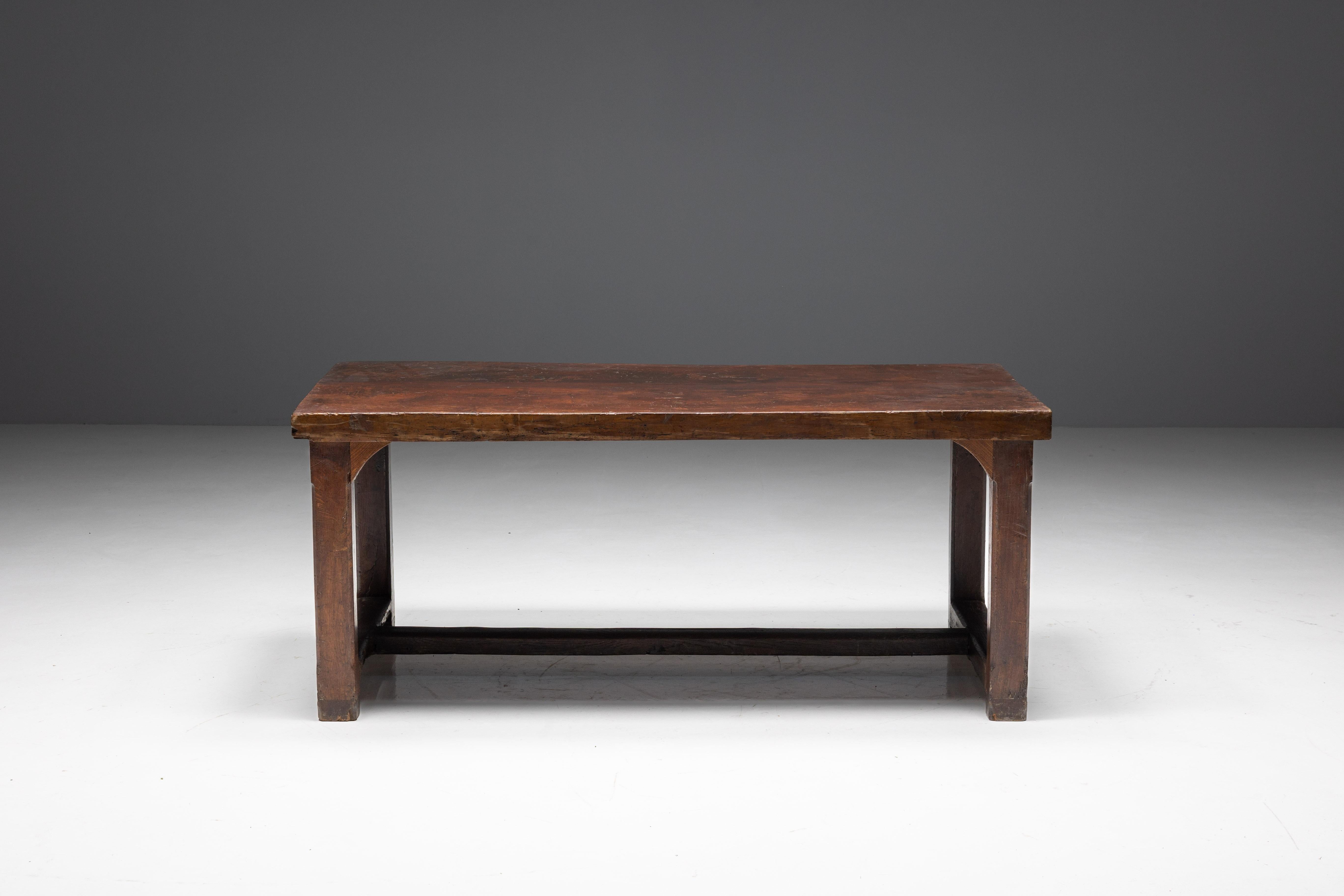 Table de salle à manger Art populaire en bois foncé, un design épuré qui s'intègre parfaitement dans tous les intérieurs et dégage de la chaleur. Il offre une surface spacieuse pour les dîners ou les réunions. La riche finition en bois foncé