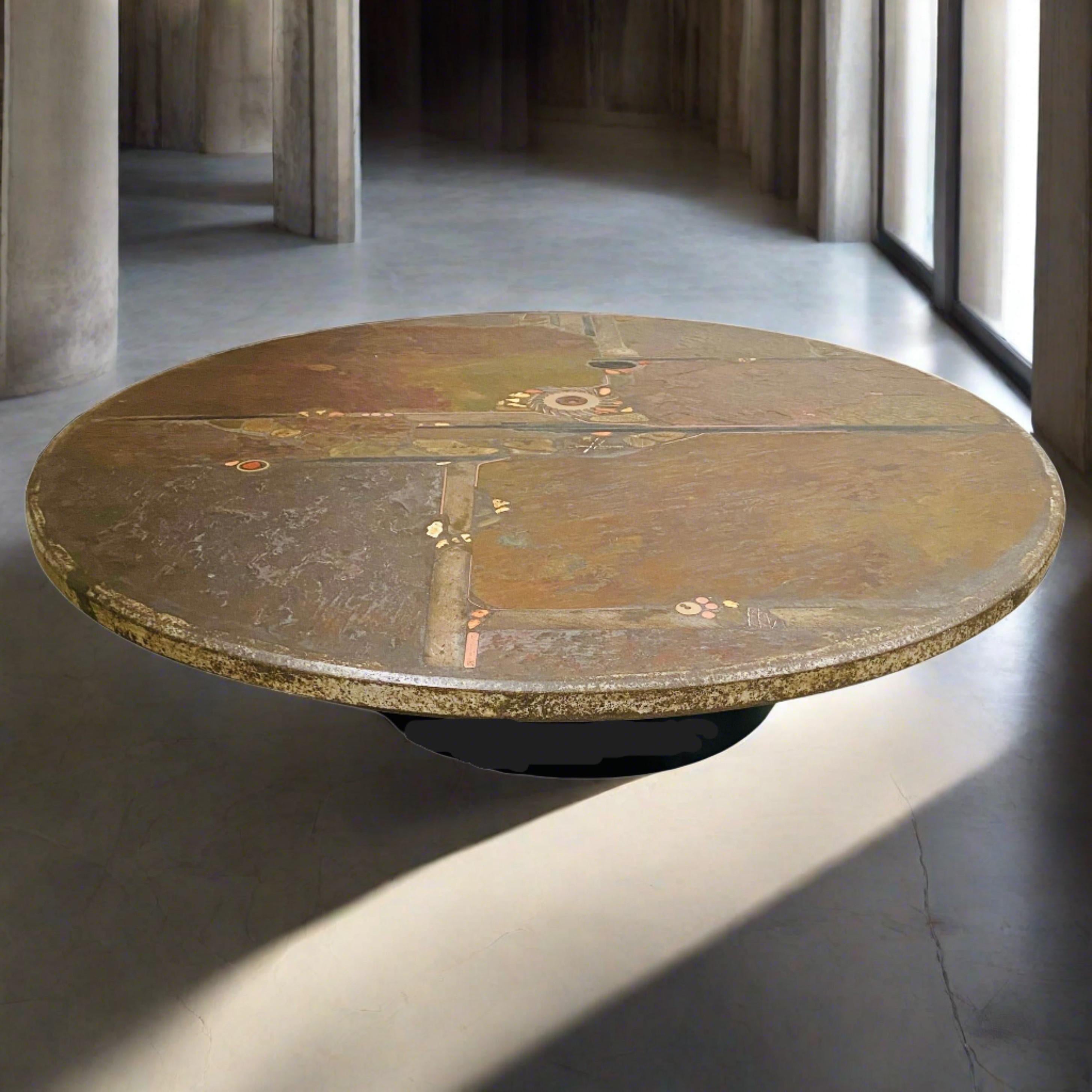 Néerlandais Table basse ronde en pierre d'art brutaliste du sculpteur Paul Kingma, Pays-Bas, 1985 en vente