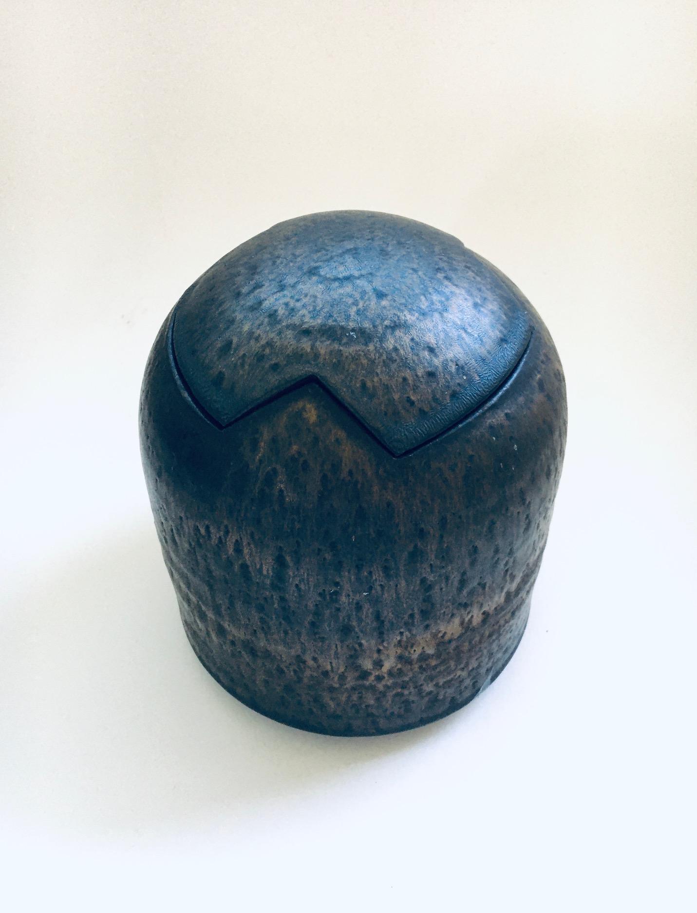 Brutalist Art Studio Pottery Lidded Jar Pot by Jaan Mobach, Netherlands 1960's In Good Condition For Sale In Oud-Turnhout, VAN