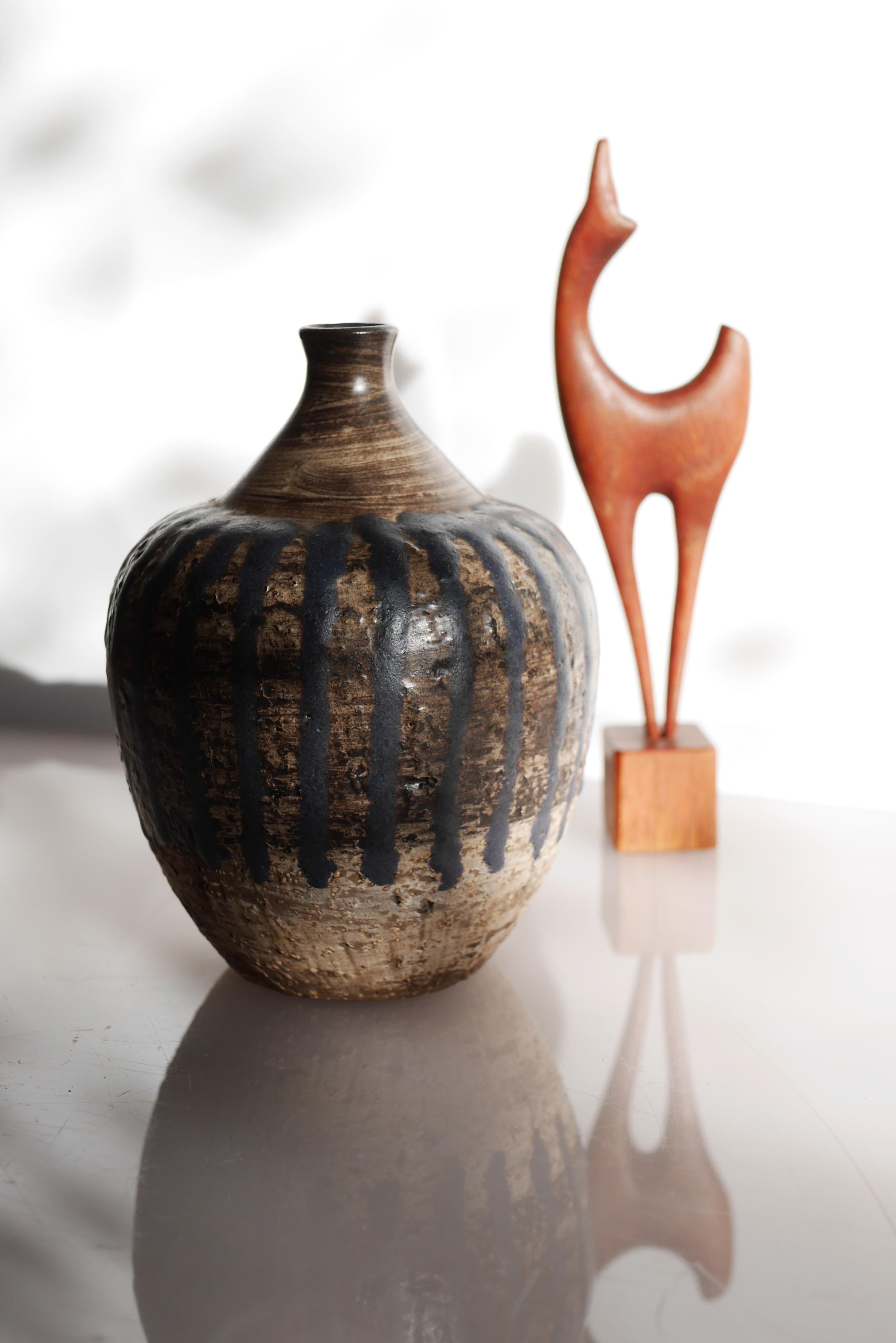 Mid-Century Modern Vase d'art brutaliste de Mari Simmulson pour Upsala Ekeby, Suède en vente