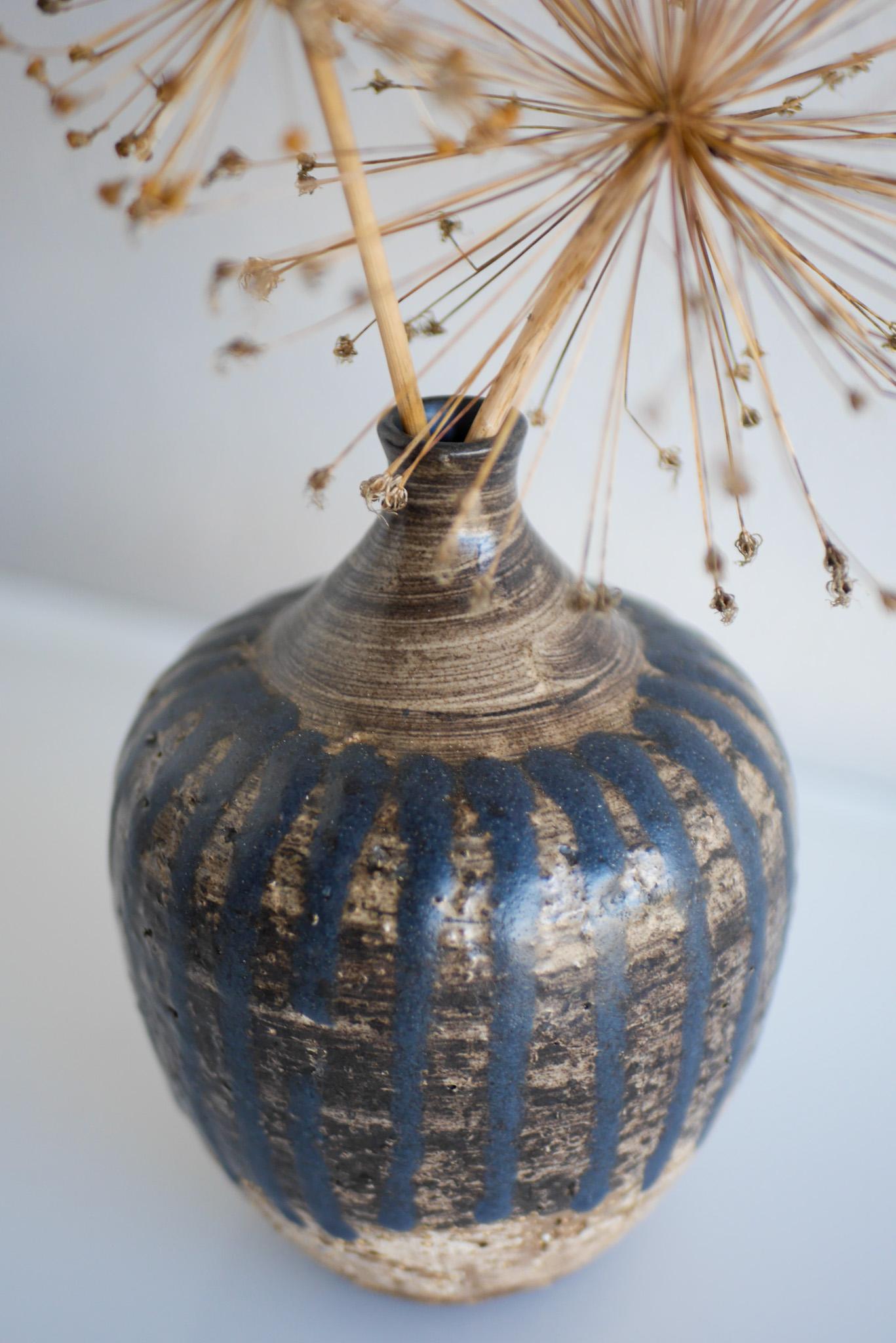 Brutalist art vase by Mari Simmulson for Upsala Ekeby, Sweden In Good Condition For Sale In Skarpnäck, SE