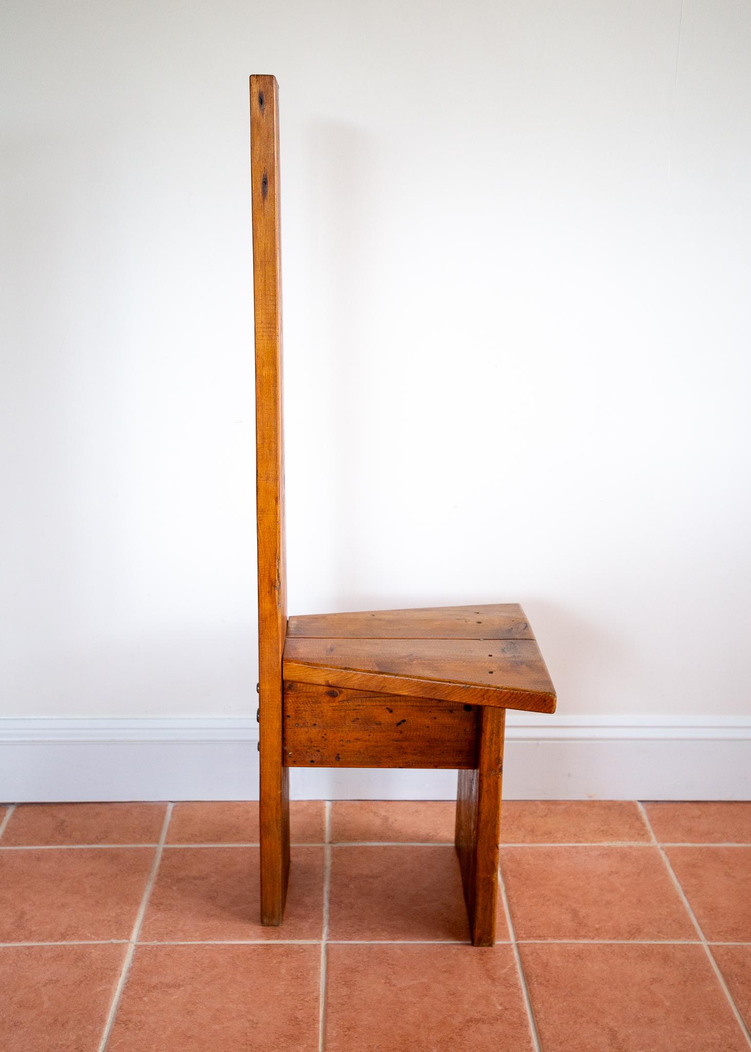 Chaise d'appoint brutaliste du milieu du siècle à haut dossier surdimensionné en pin et fer rustique en vente 1