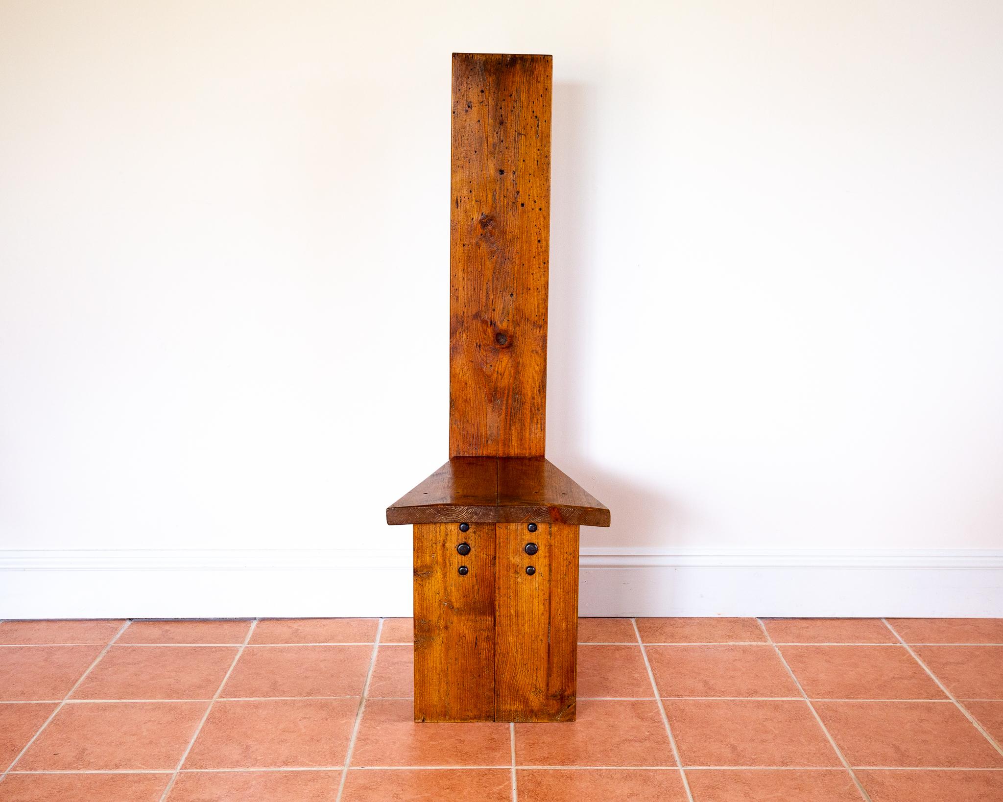 Chaise d'appoint brutaliste du milieu du siècle à haut dossier surdimensionné en pin et fer rustique en vente 8
