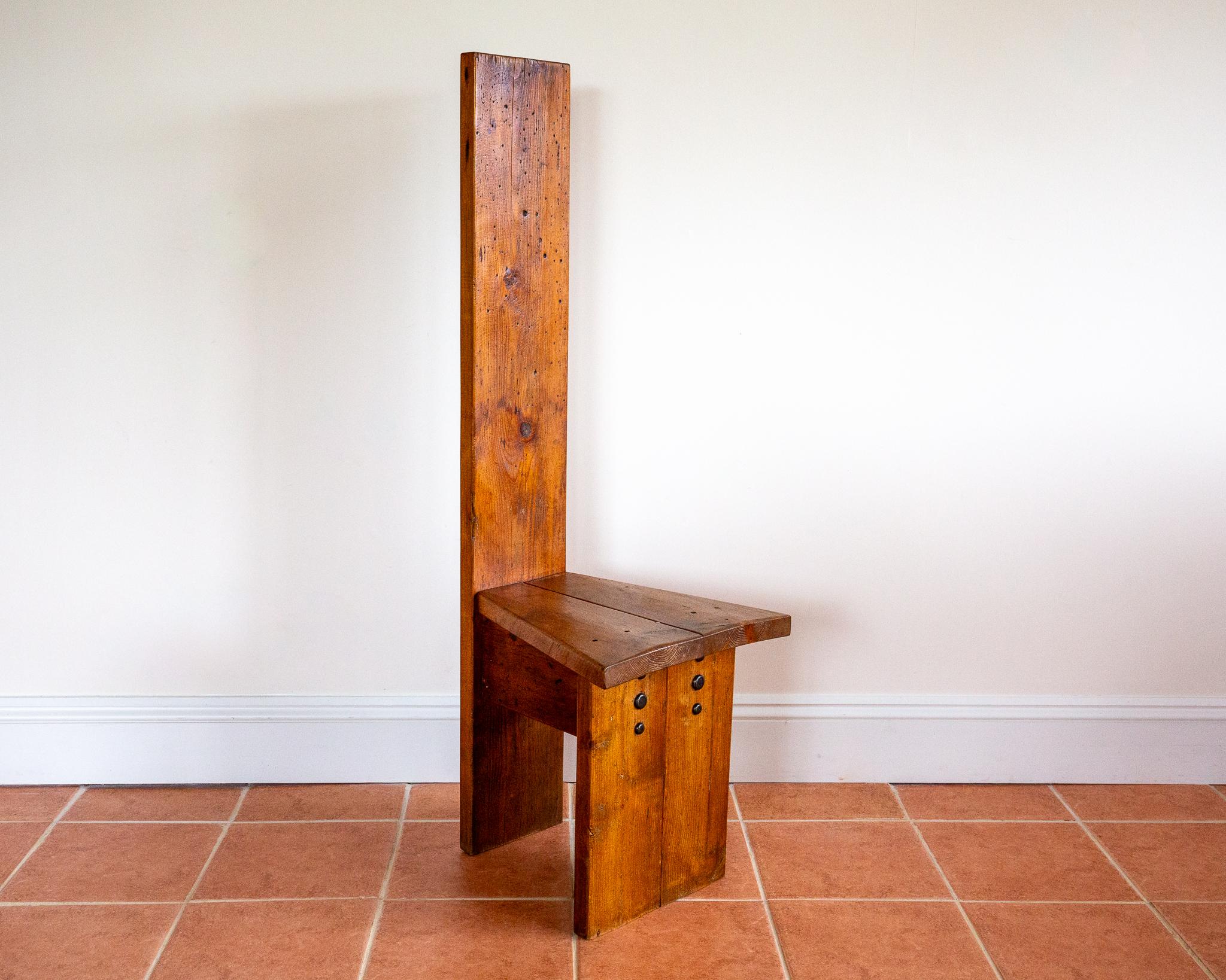 Chaise d'appoint brutaliste du milieu du siècle à haut dossier surdimensionné en pin et fer rustique Bon état - En vente à London, GB