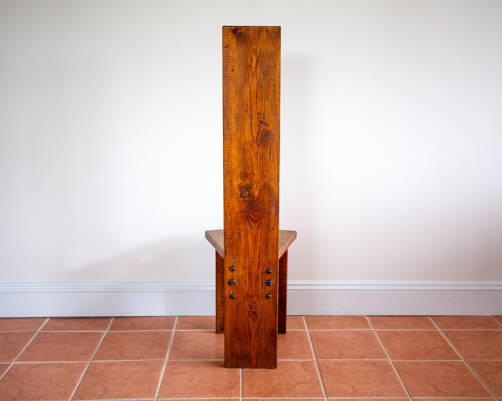20ième siècle Chaise d'appoint brutaliste du milieu du siècle à haut dossier surdimensionné en pin et fer rustique en vente