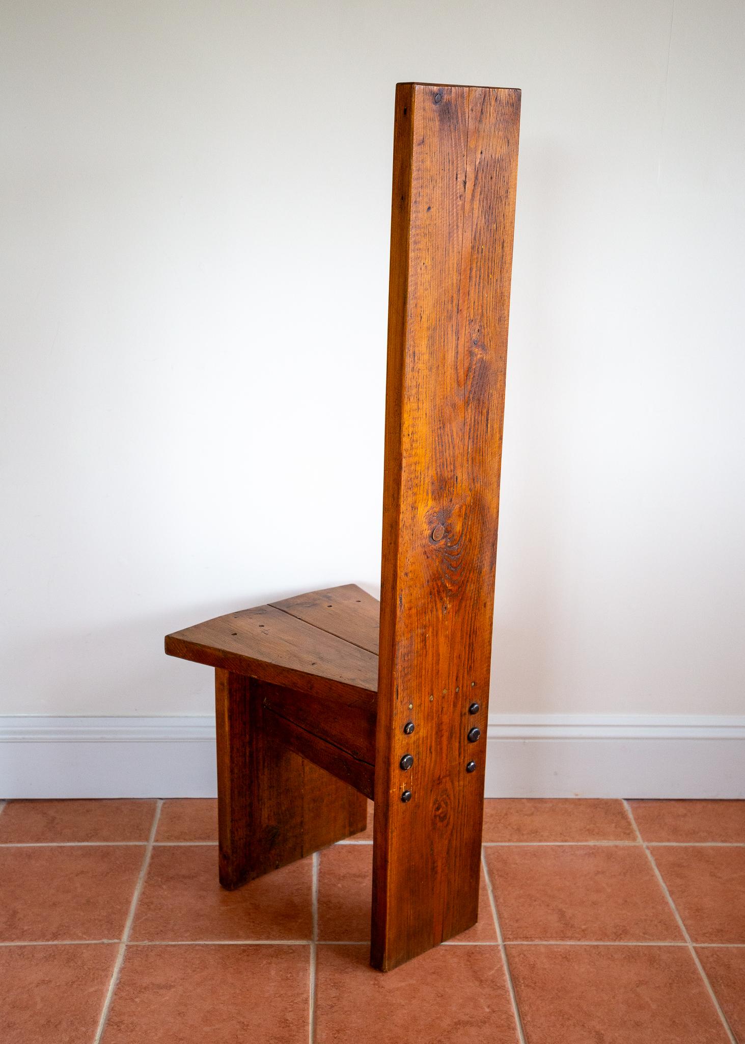 Britannique Chaise d'appoint brutaliste du milieu du siècle à haut dossier surdimensionné en pin et fer rustique en vente