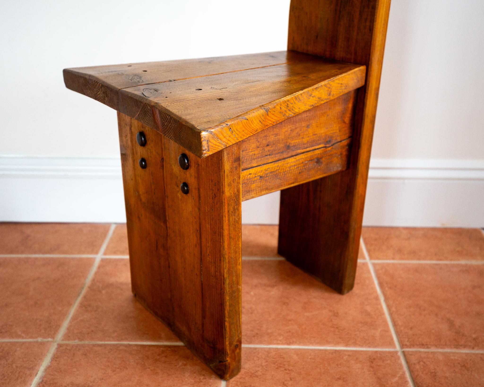 Fer Chaise d'appoint brutaliste du milieu du siècle à haut dossier surdimensionné en pin et fer rustique en vente