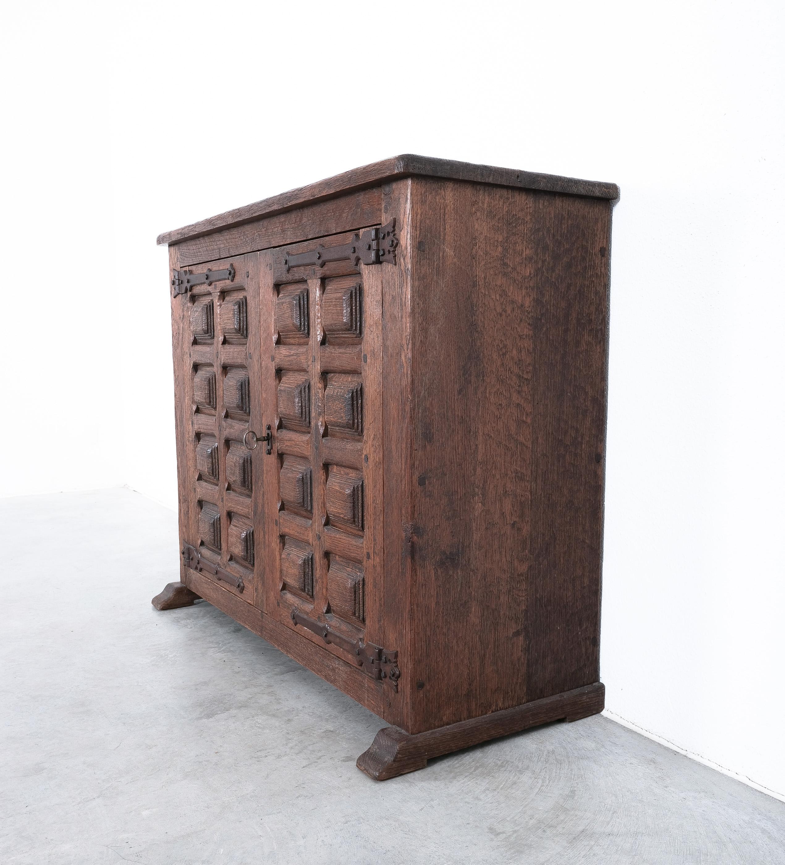 Brutalist Artisan Oak Cabinet or Sideboard With Carved Details, 1940 France In Good Condition For Sale In Vienna, AT