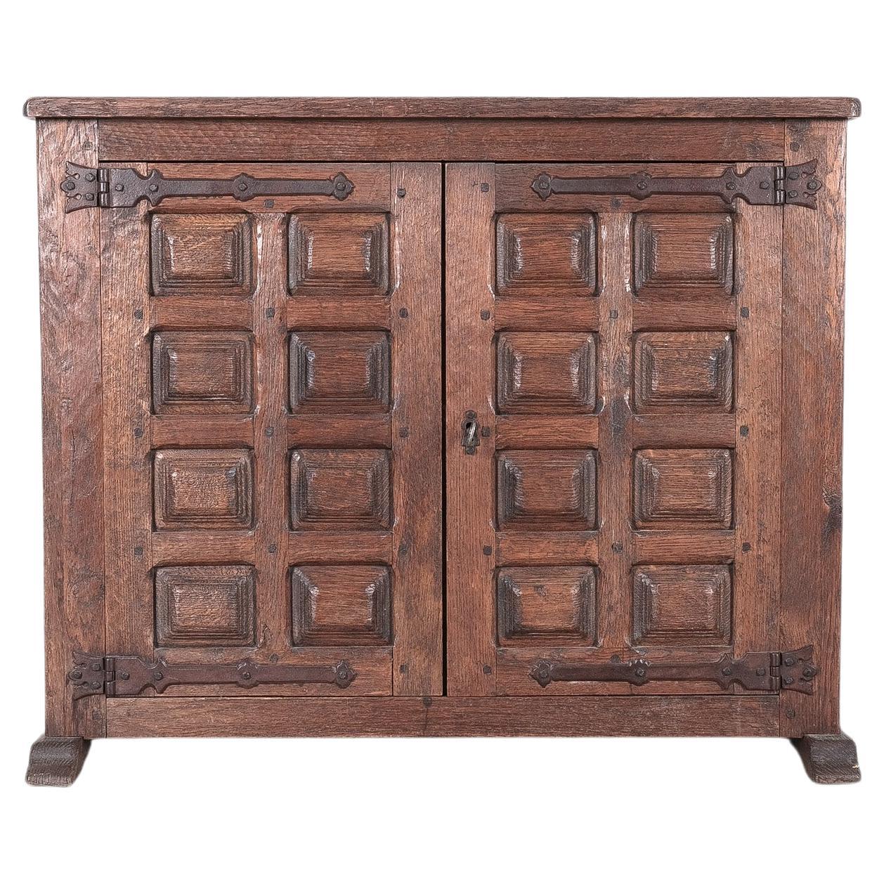 Brutalistischer Kunsthandwerklicher Schrank oder Sideboard aus Eiche mit geschnitzten Details, 1940, Frankreich im Angebot