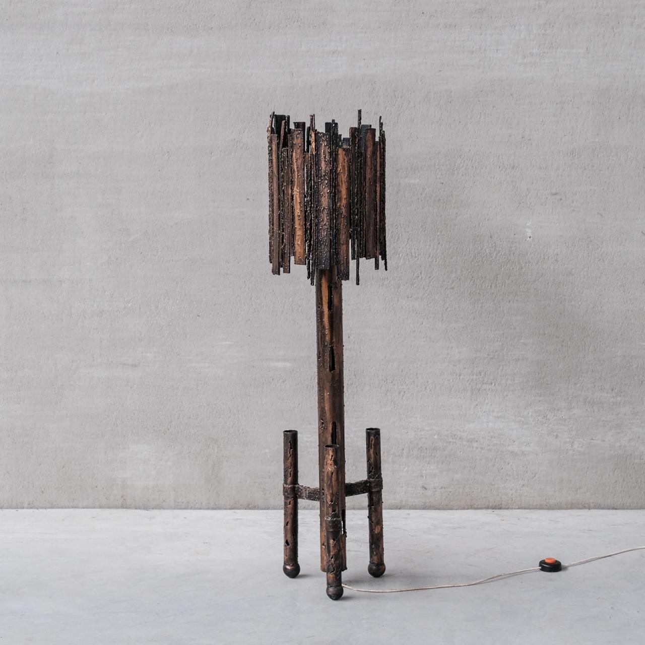 Una lampada da terra scultorea creata da un artista. 

Belgio, anni '1970 circa. 

Un'insolita finitura unica. 

Da quando è stato ricablato e sottoposto a PAT test. 

Posizione: Belgio Galleria.

Dimensioni: 138 altezza x 34 diametro in