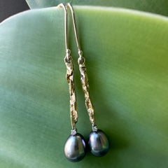 Boucles d'oreilles pendantes « Brutalist Bar » en or 14 carats, ornées de perles de Tahiti et de diamants