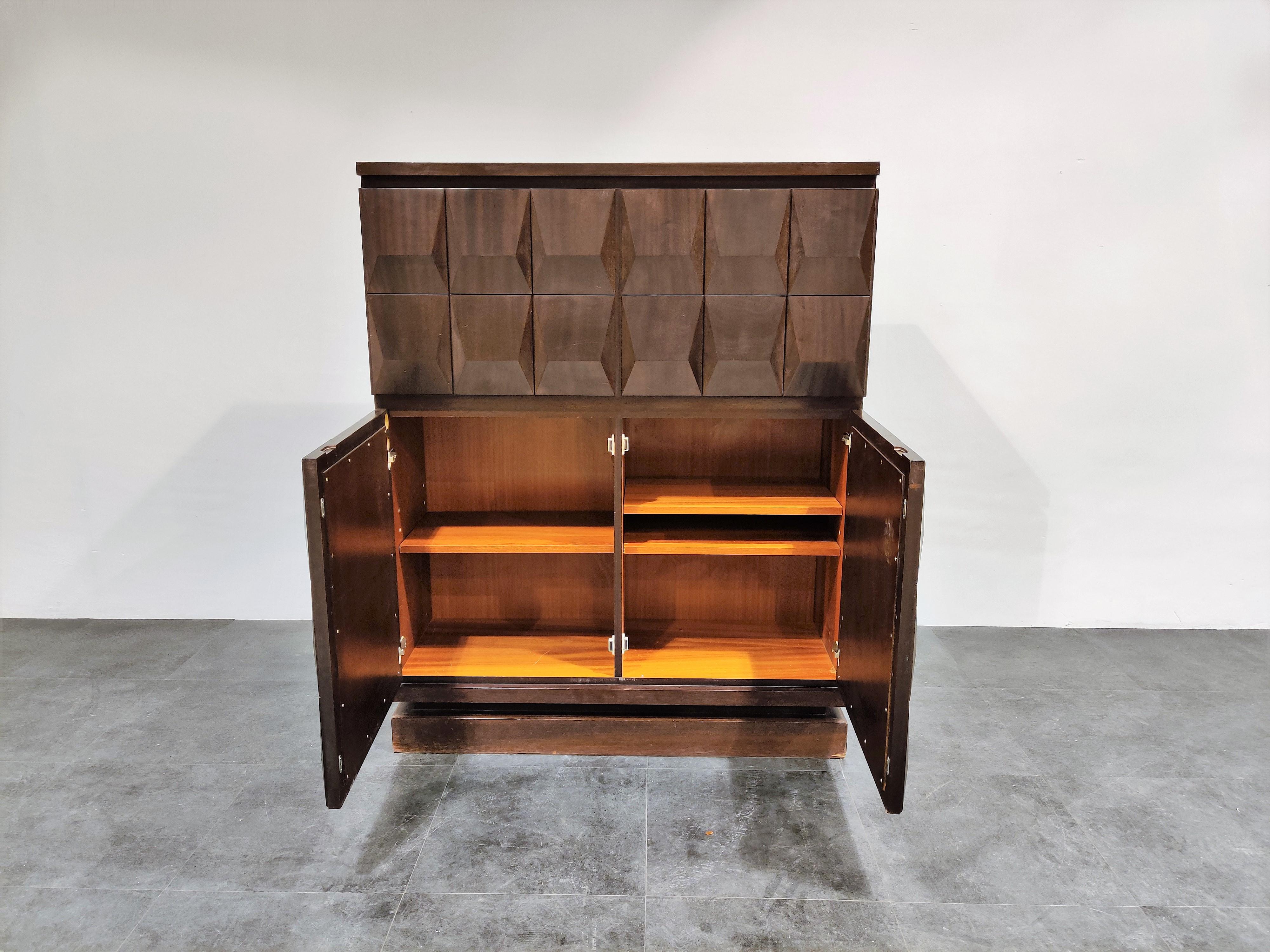 Mid century graphical brutalist bar cabinet with two doors and a fold down door.

Beautiful timeless design in chocolate brown wood.

Condition, some sratches due to use but good overall condition.

1970s - Belgium

Dimensions:

Lenght