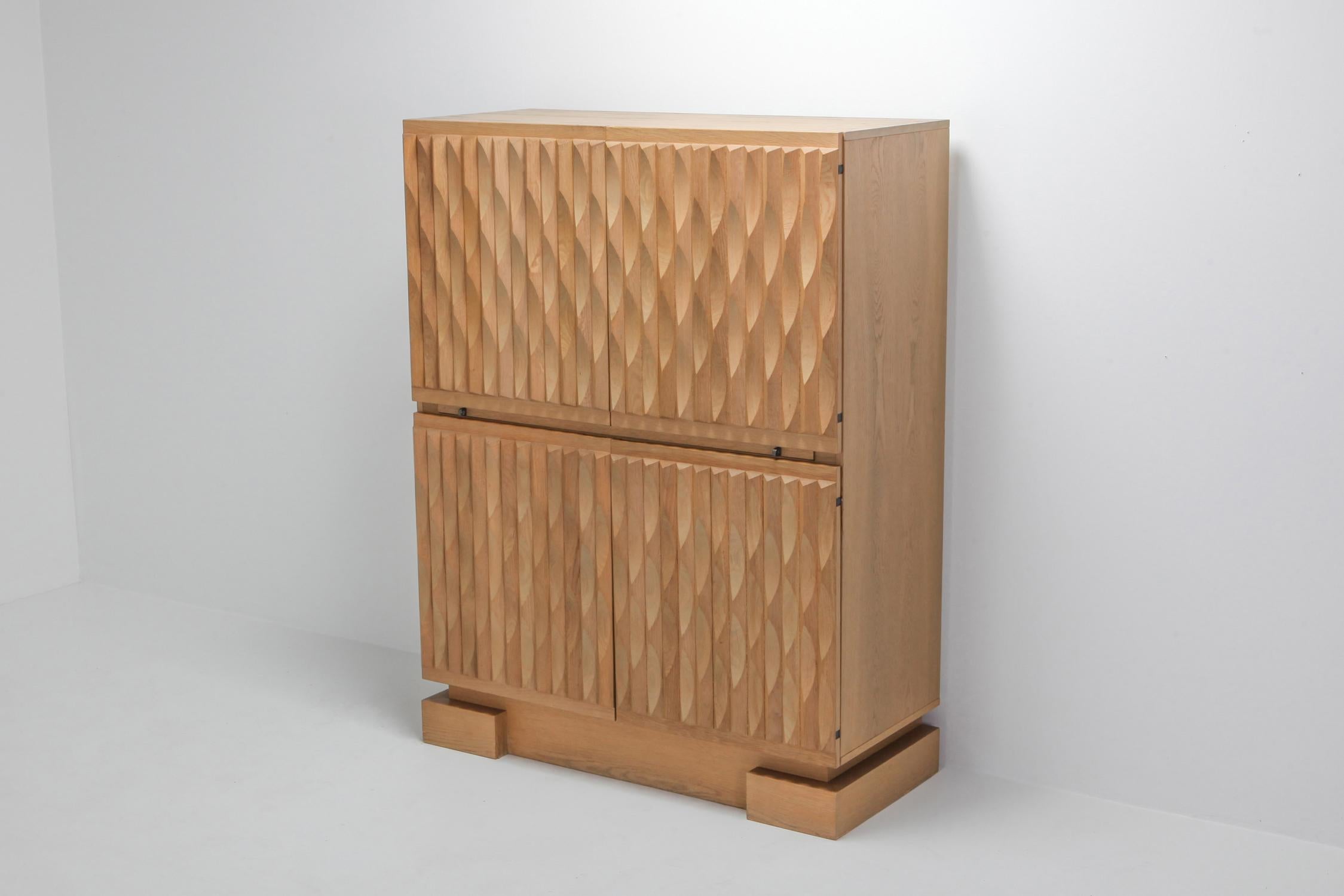 Geometric Brutalist bar cabinet by De Coene, Belgium, 1970s
The continuous moon shaped pattern gives this item a very strong and impressive appearance. The cabinet is provided with a large shelve in the bottom part, that stands on a well designed