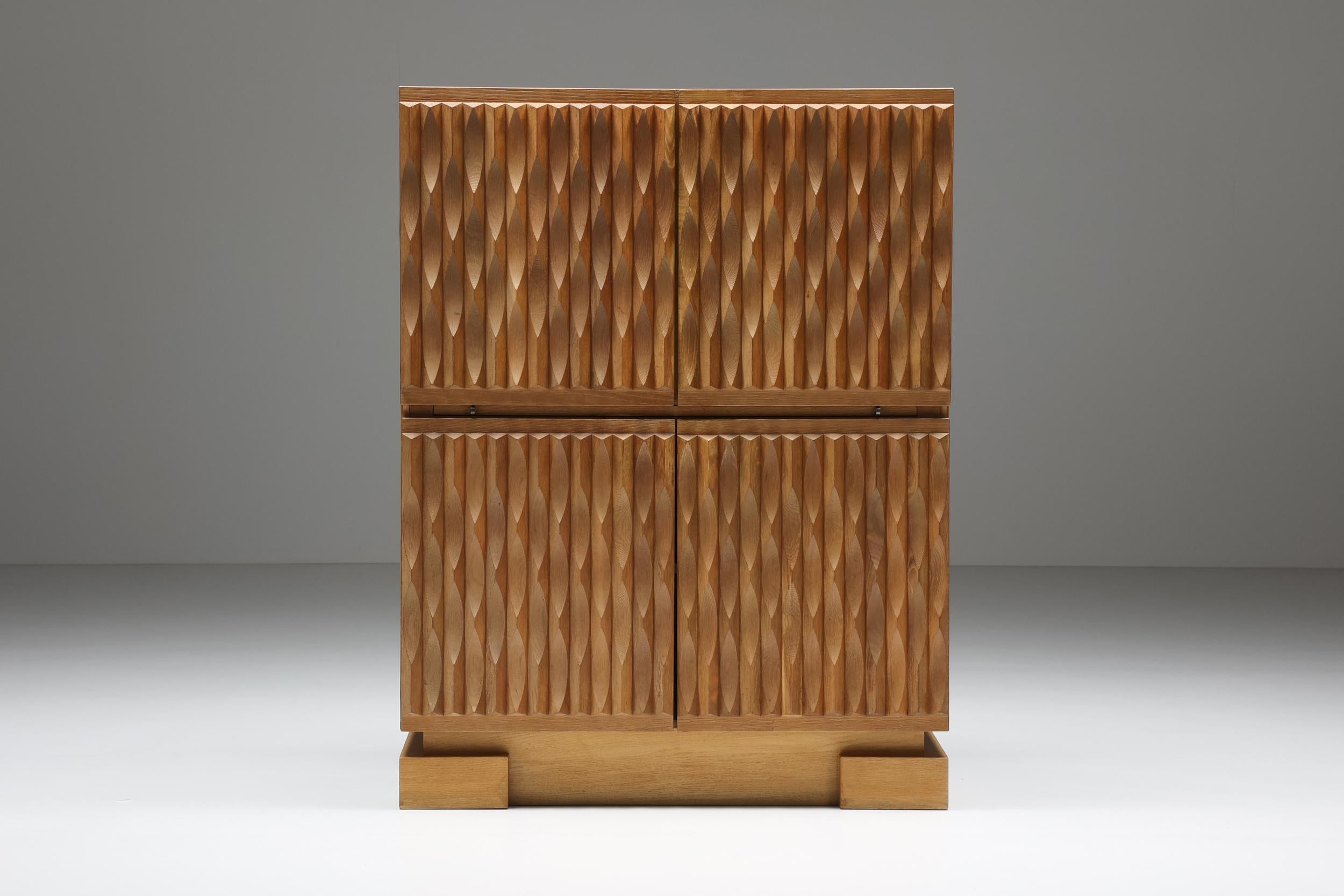 Brutalist; De Coene; Belgium; 1970's; Cabinet; Mid-Century Modern; Dry bar; High-board; 

Geometric Brutalist bar cabinet by De Coene, Belgium, the 1970s
The continuous moon-shaped pattern gives this item a very strong and impressive appearance.