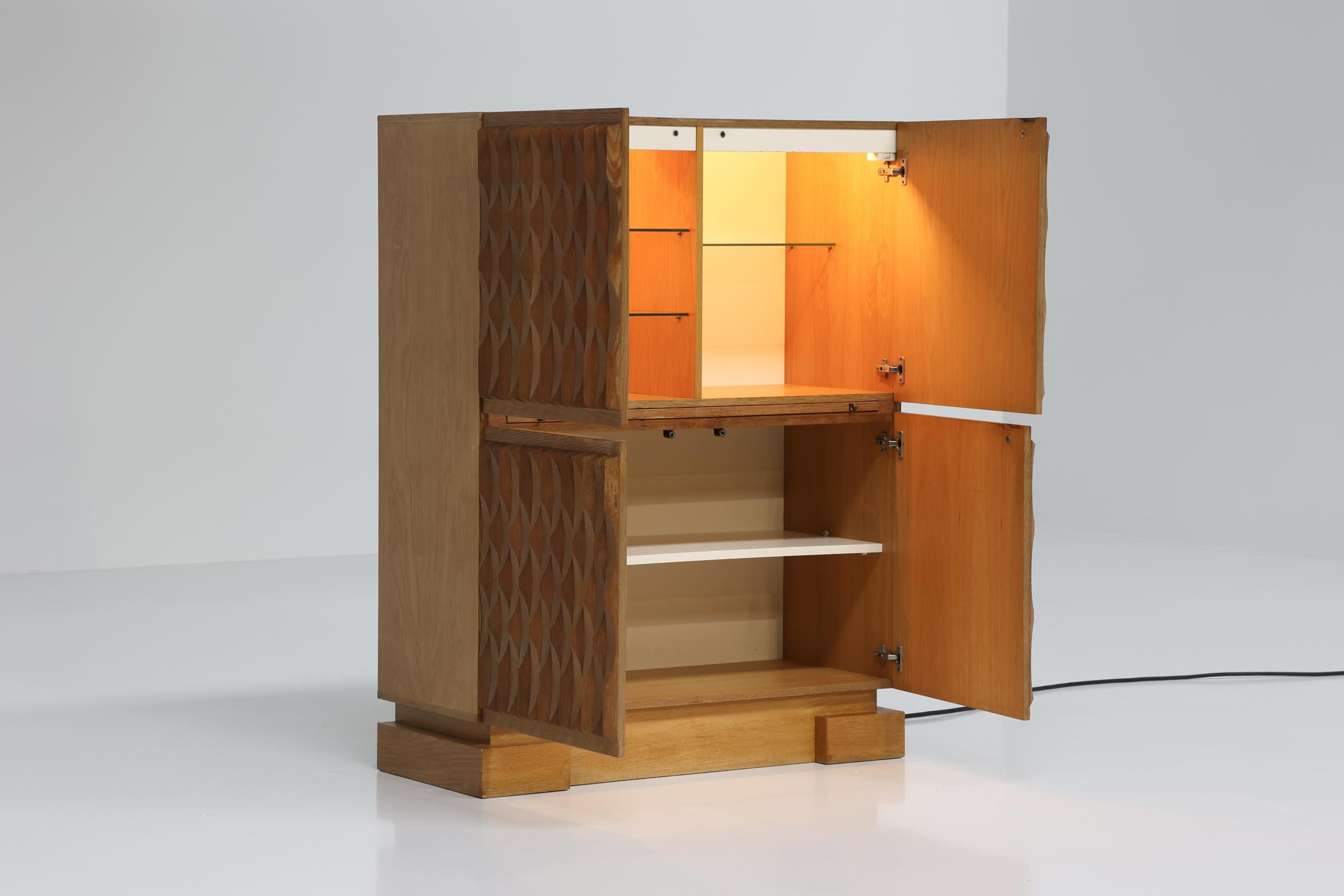 Brutalist Bar Cabinet in Oak by De Coene with Illuminated Shelves, 1970's In Excellent Condition In Antwerp, BE