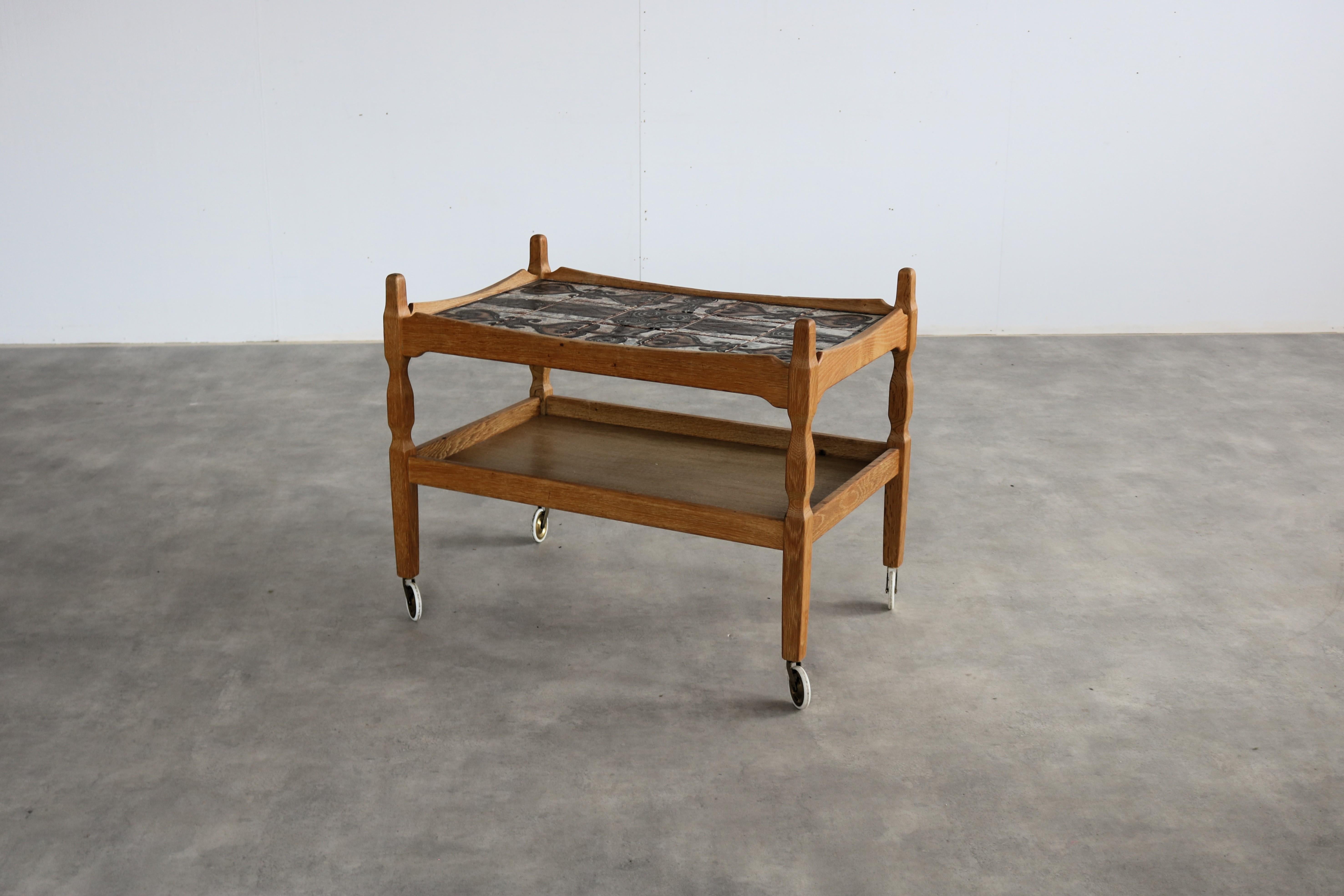 Brutalistischer Servierwagen  Wagen  1960s  Dänisch

Zeitraum  1960s
Entwurf  Stil Henning Kjaernulf  Dänemark
Bedingung  gut  geringe Gebrauchsspuren
Größe  66 x 82 x 53 cm (H x B x T)

Details  Eiche; Keramik;

Sachnummer  2945