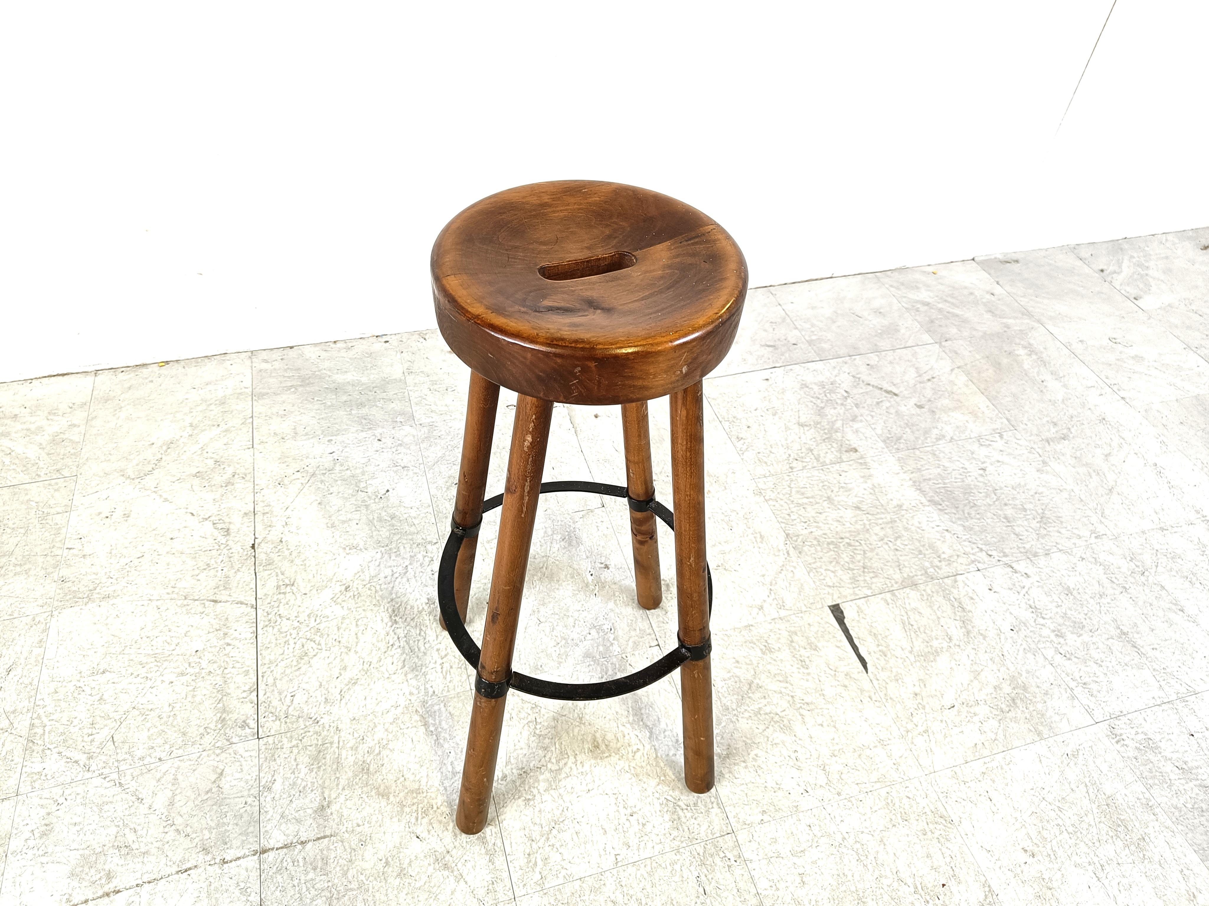 Beautiful hand made mid century oak bar stool with a steel ring foot rest.

Nicely finished seat with handy handle cut out.

Good original condition.

1960s - Spain

Dimensions:
Height: 80cm
Diameter: 38cm

Ref.: 6452156