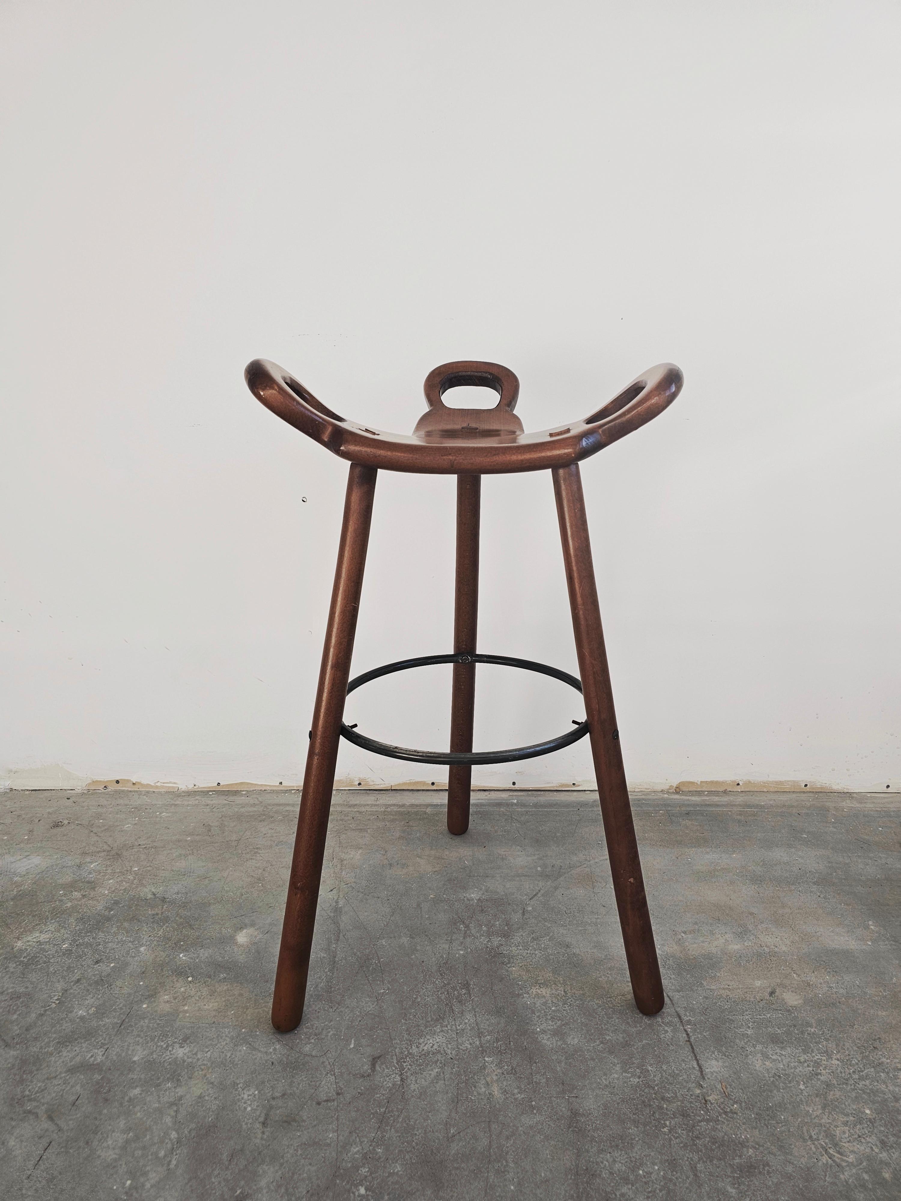 In this listing you will find a beautiful Brutalist bar stool. This very sculptural piece of furniture is done in solid oak. It has remarkable design inspired by the birthing chairs that are common for the Mediterranean area. Made in Spain in