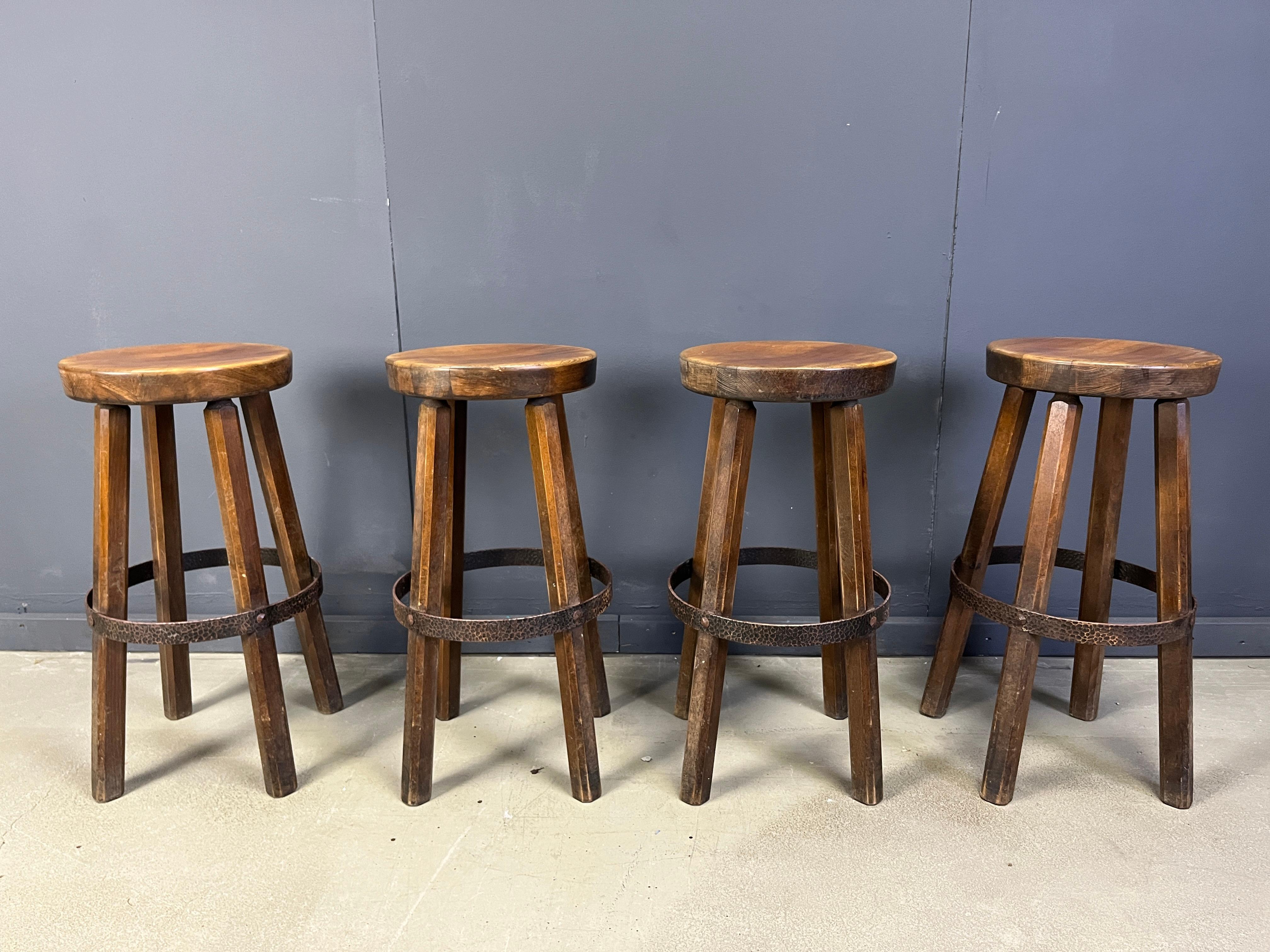 Schöne handgefertigte brutalistische Barhocker mit Fußstützen aus gehämmertem Kupfer.

Guter Originalzustand.

Stabile und gut verarbeitete Hocker

1960er Jahre - Belgien

Abmessungen:
Höhe: 80cm
Durchmesser: 40cm

Ref.: 2507140205

*Der Preis gilt