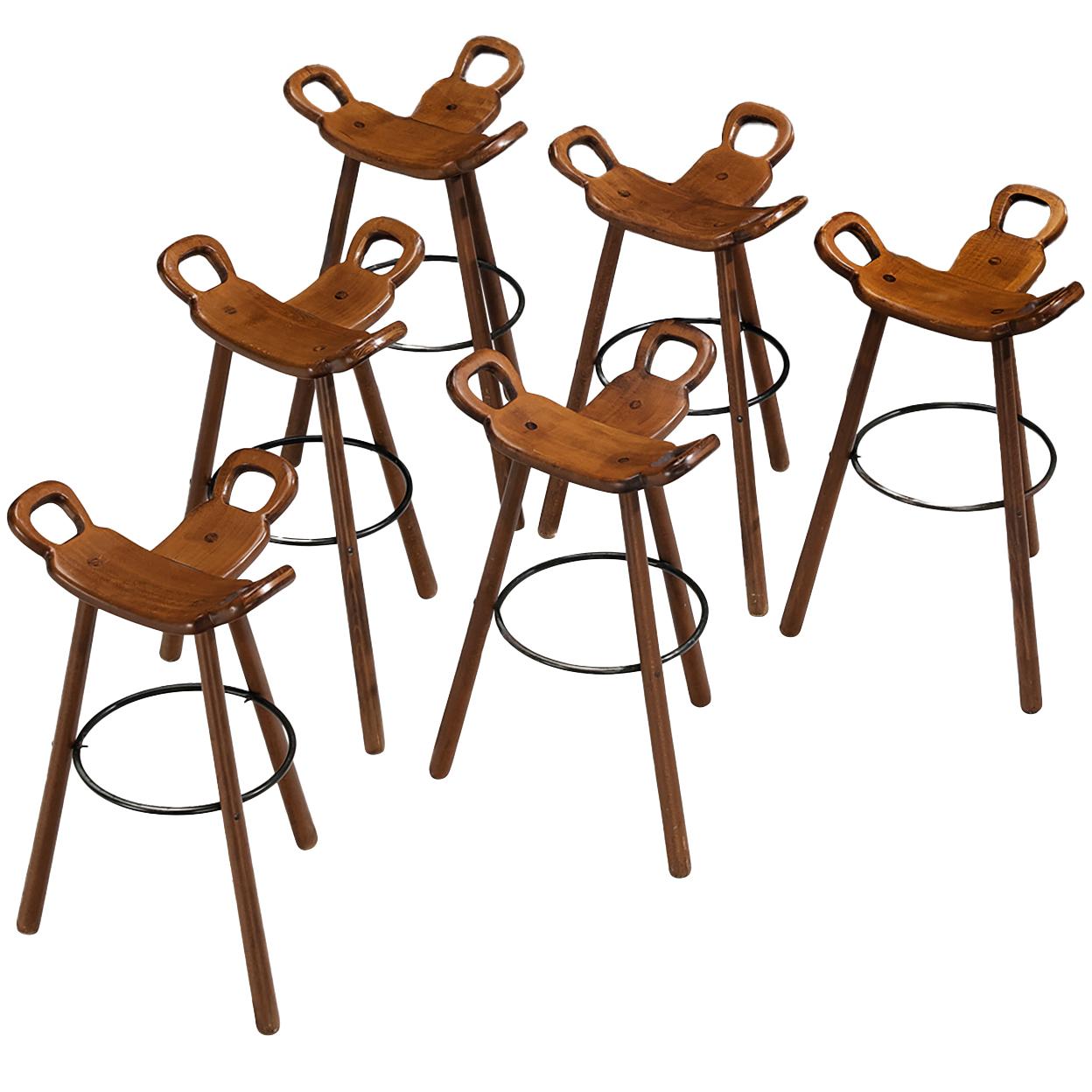 Brutalistische Barhocker aus dunklem Holz im Angebot