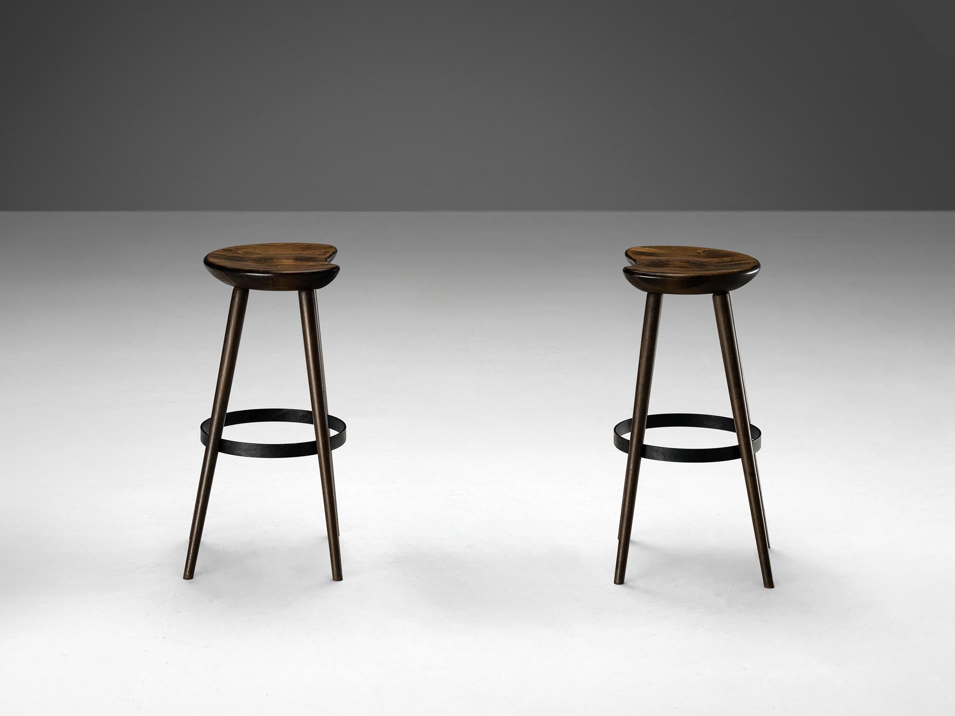 Brutalistische Barhocker, gebeizte Buche, lackiertes Eisen, Europa, 1970er Jahre

Diese exquisiten und robusten Barhocker weisen eine auffällige Patina auf, die charakteristisch für das brutalistische Design der 1970er Jahre ist. Diese Stühle wurden