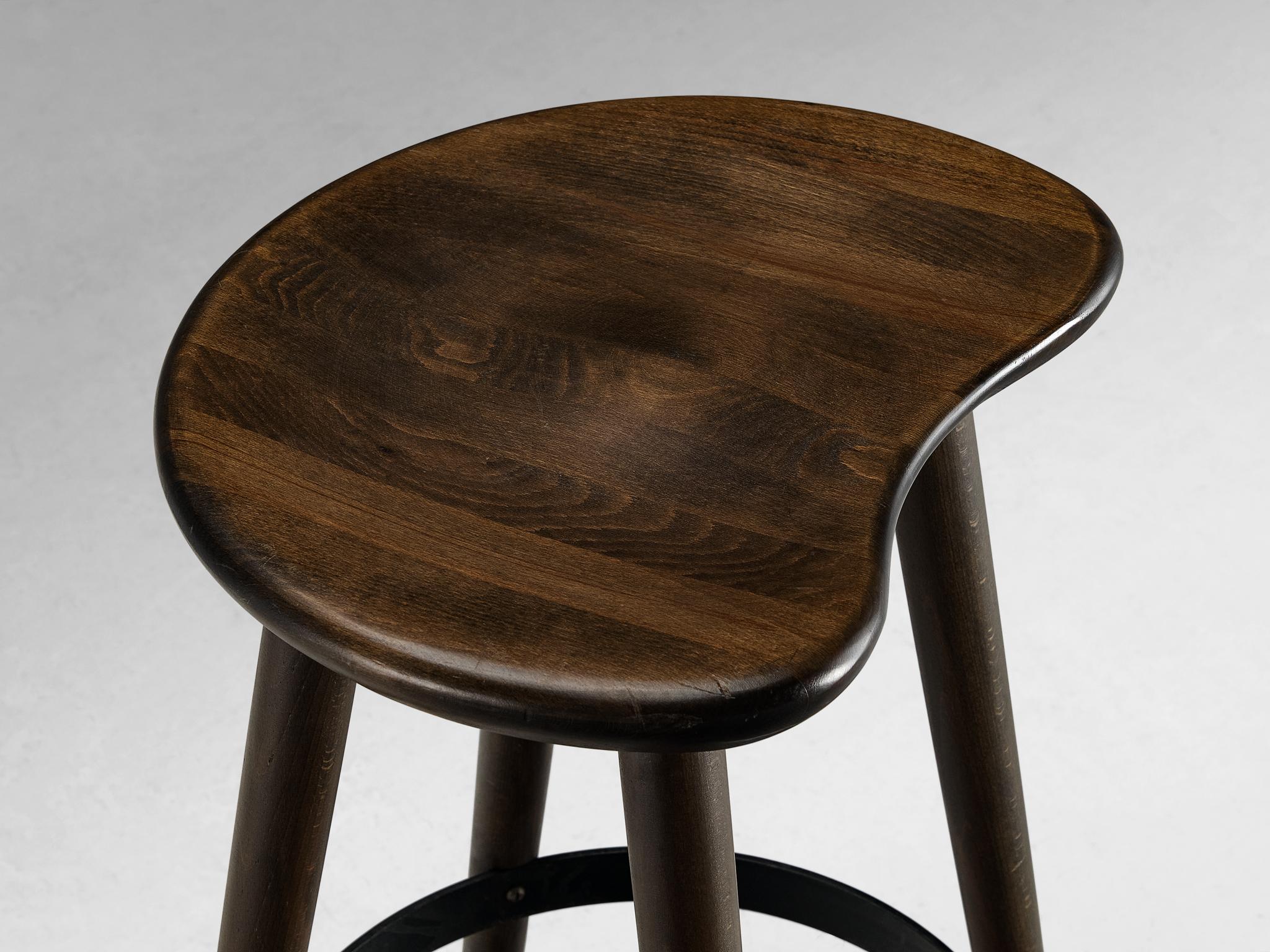 Brutalistische Barhocker aus dunkel geschwärztem Holz und Stahldetails (Moderne der Mitte des Jahrhunderts) im Angebot