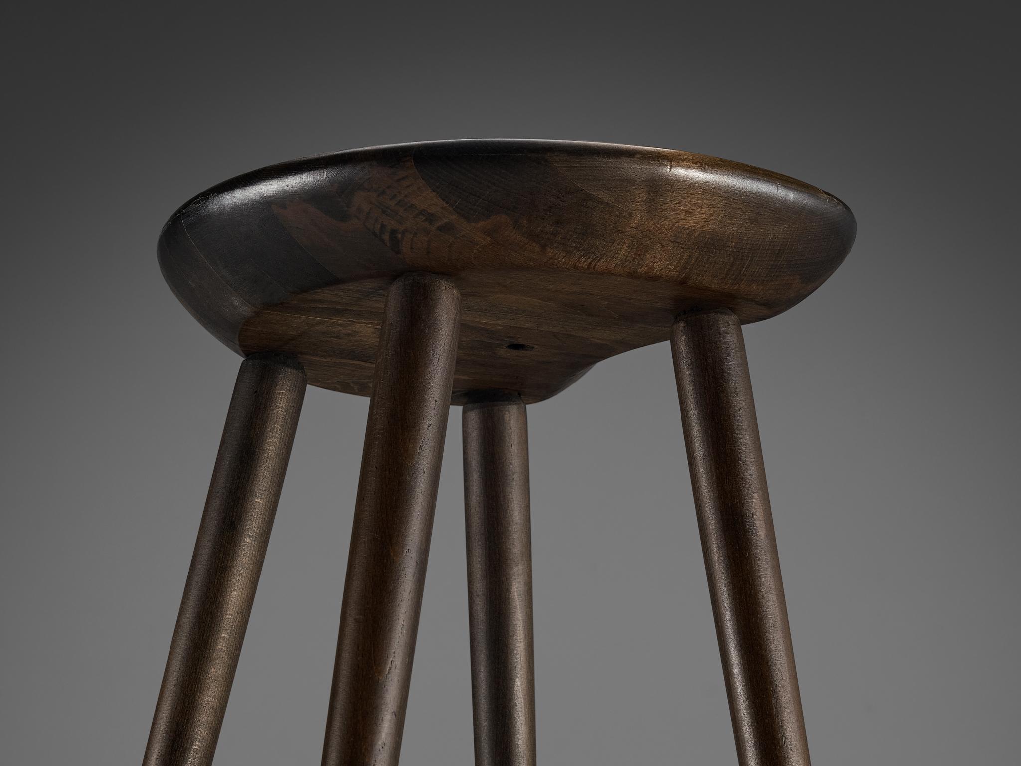 Brutalistische Barhocker aus dunkel geschwärztem Holz und Stahldetails (Ende des 20. Jahrhunderts) im Angebot