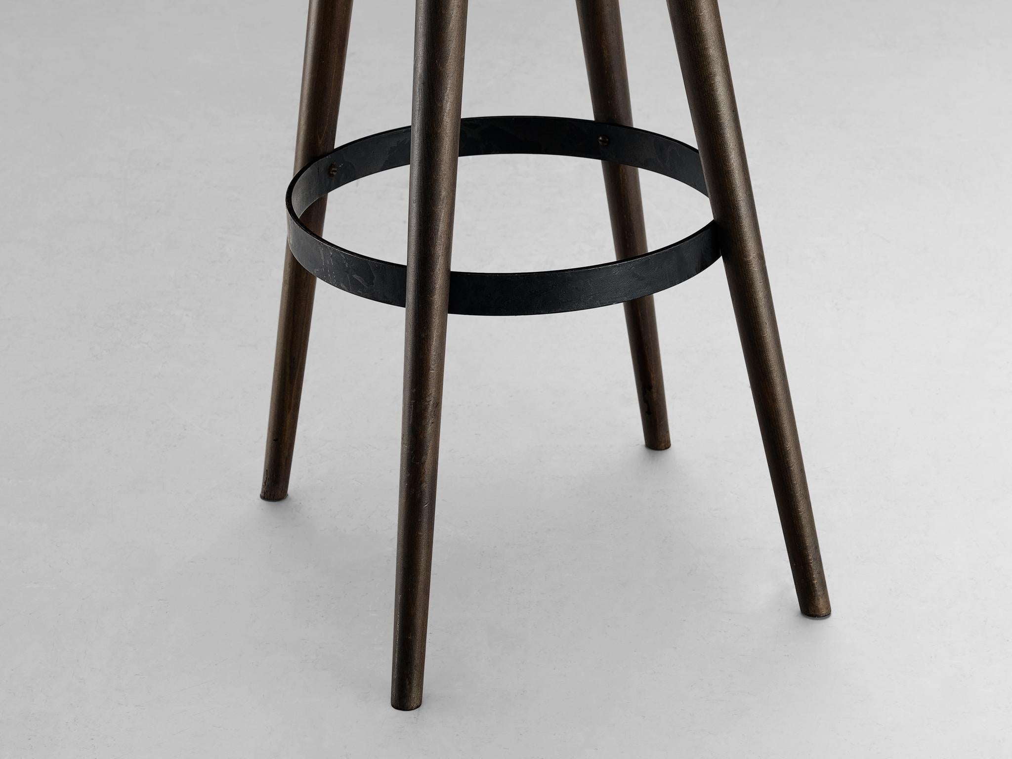 Brutalistische Barhocker aus dunkel geschwärztem Holz und Stahldetails (Eisen) im Angebot