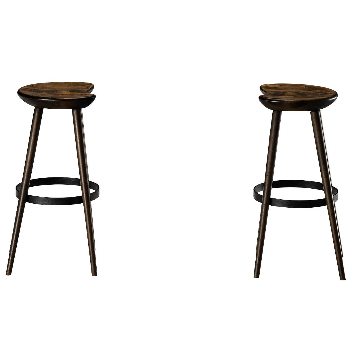 Brutalistische Barhocker aus dunkel geschwärztem Holz und Stahldetails im Angebot