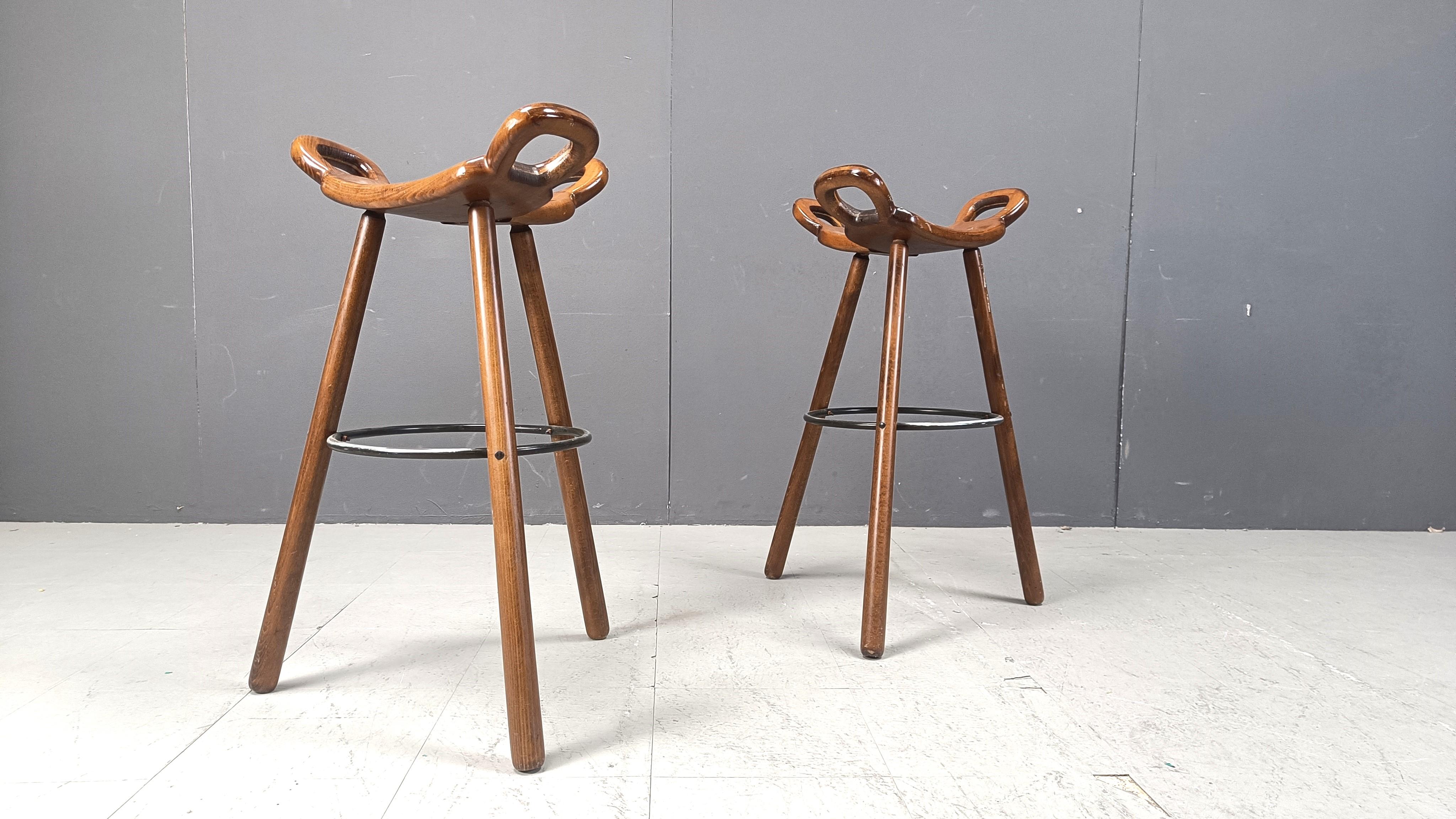 Magnifiques tabourets de bar tripodes du milieu du siècle, fabriqués à la main, avec dossiers et sièges en peau d'animal. 

Bon état d'origine.

1960 - Espagne

Dimensions :
Hauteur : 85 cm
Hauteur du siège : 75cm
Largeur : 55cm
Profondeur : 55