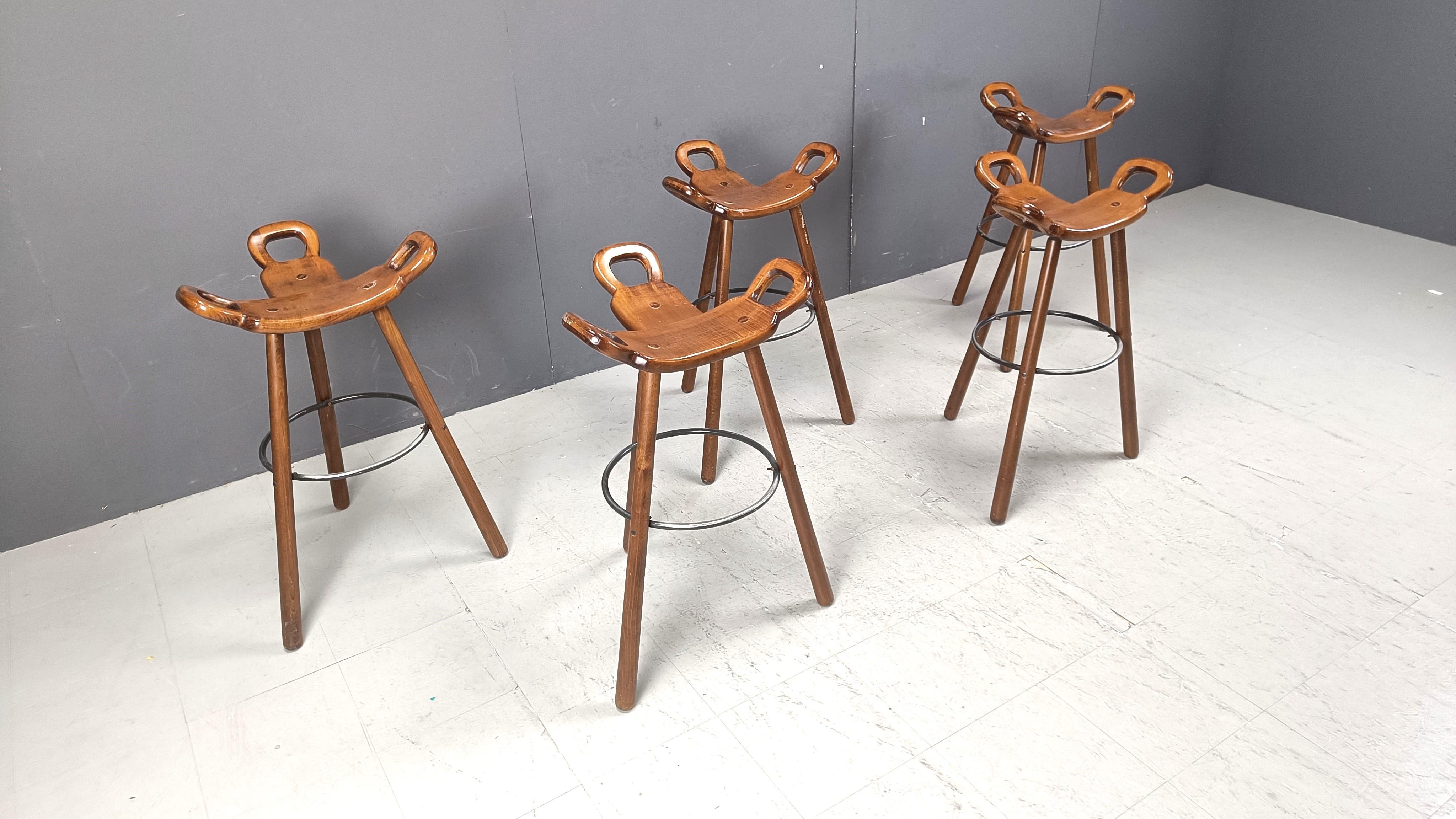 Bois Ensemble de 5 tabourets de bar brutalistes - années 1960 en vente