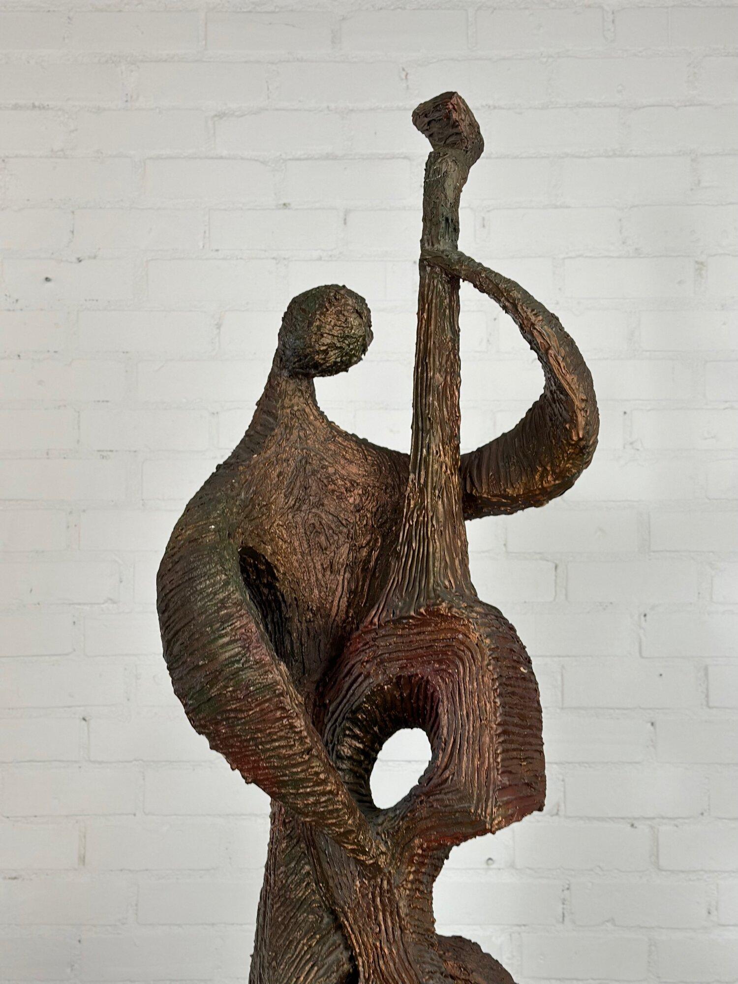 W17 D19 H80.5

Sculpture en laiton vintage en deux parties. L'objet repose sur une base enveloppée de cuir et est revêtu d'un cuivre texturé. La statue est structurellement saine et se présente bien. 