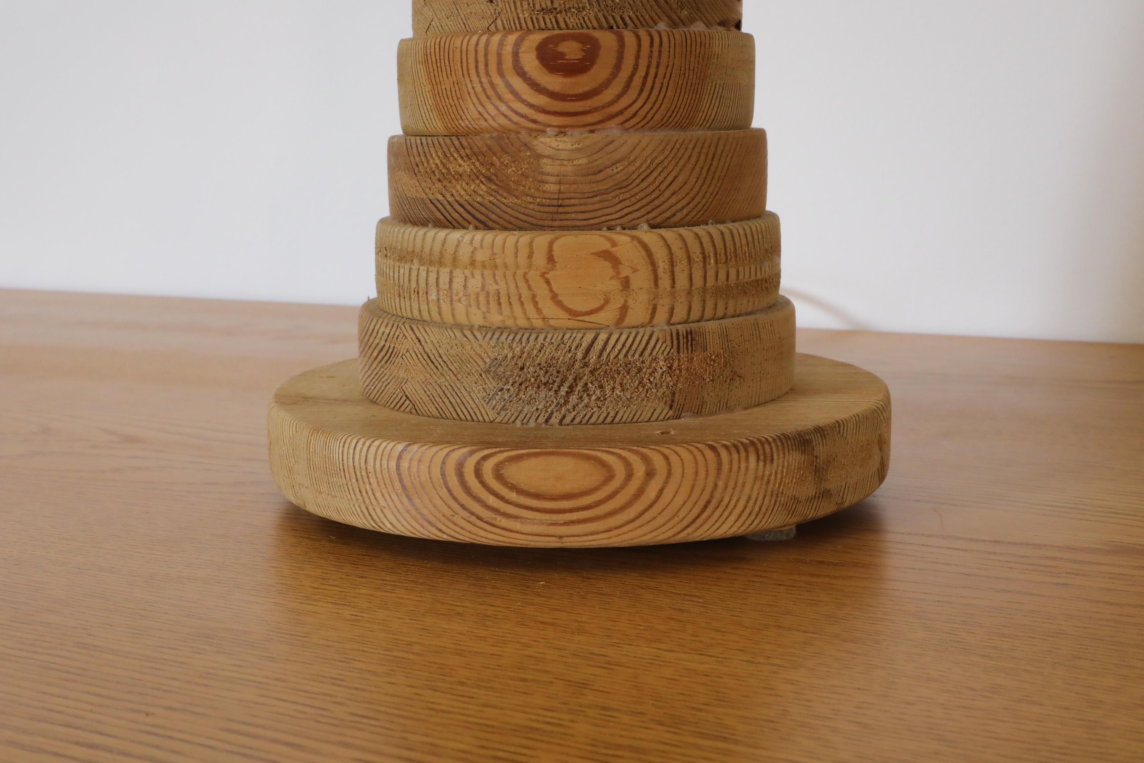 Brutalist Beehive Table Lamp Crafted with Thick Stacked Solid Pine Rings For Sale 6