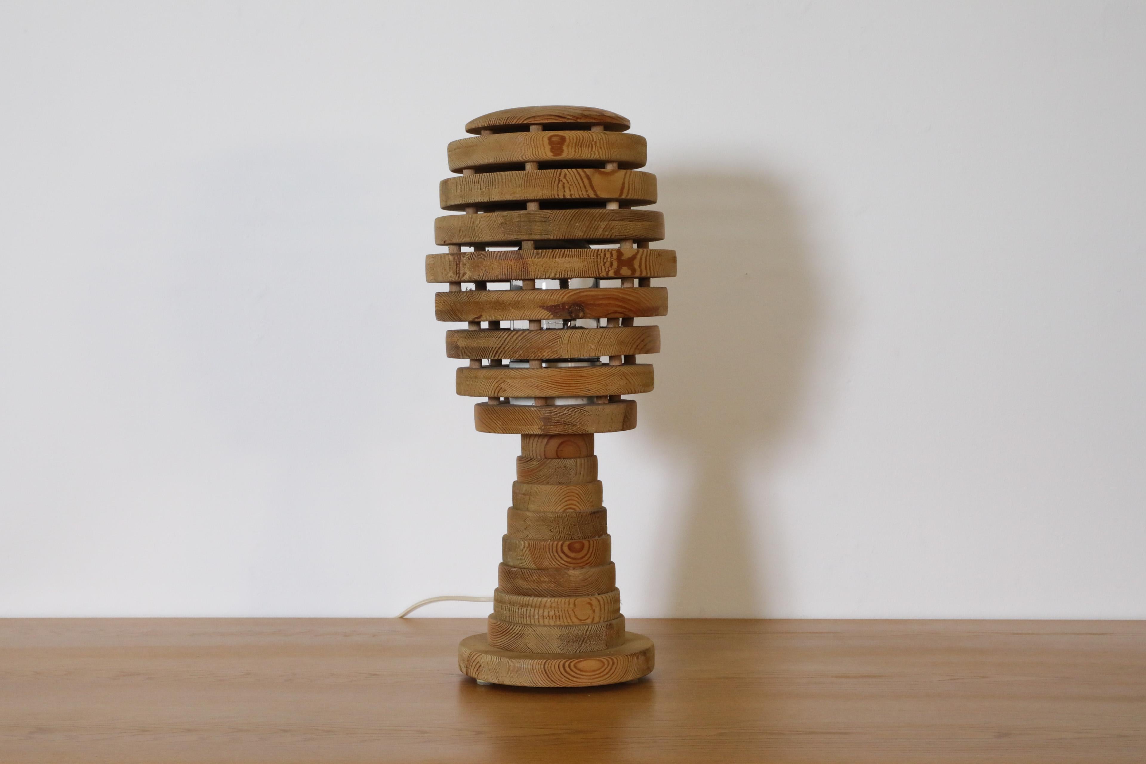 Brutalistische Bienenkäfig-Tischlampe aus massivem Kiefernholz, gefertigt mit dicken gestapelten Ringen (Moderne der Mitte des Jahrhunderts) im Angebot