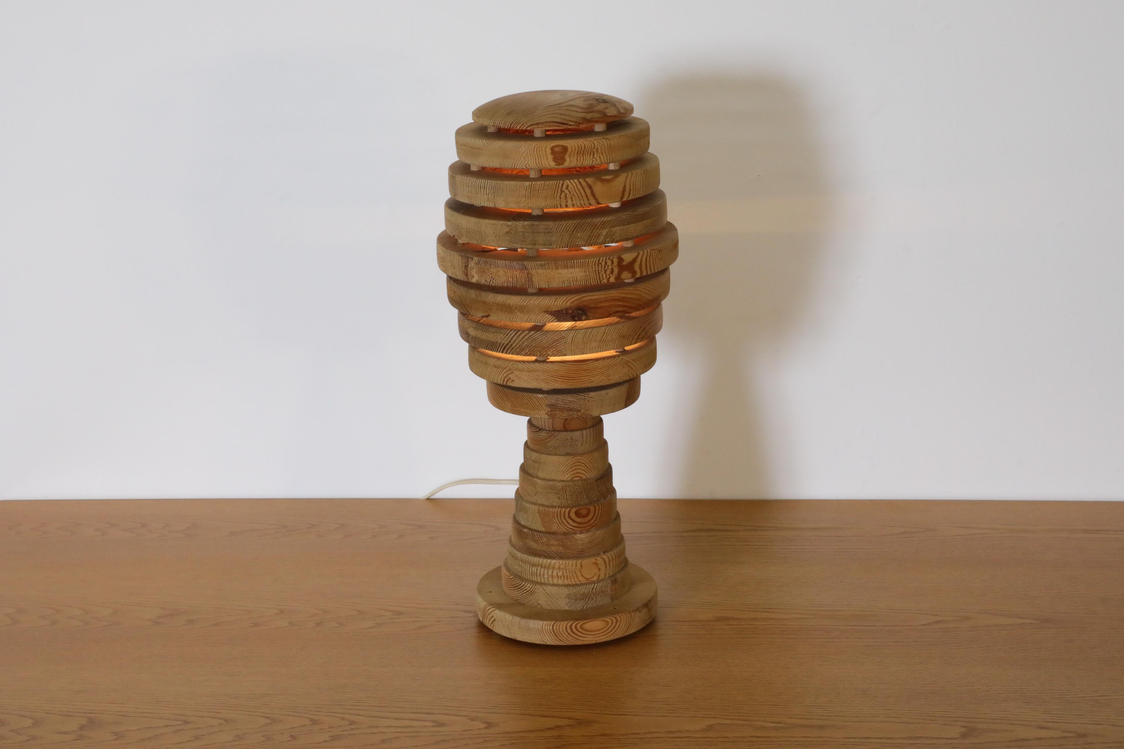 Brutalist Beehive Table Lamp Crafted with Thick Stacked Solid Pine Rings In Good Condition For Sale In Los Angeles, CA