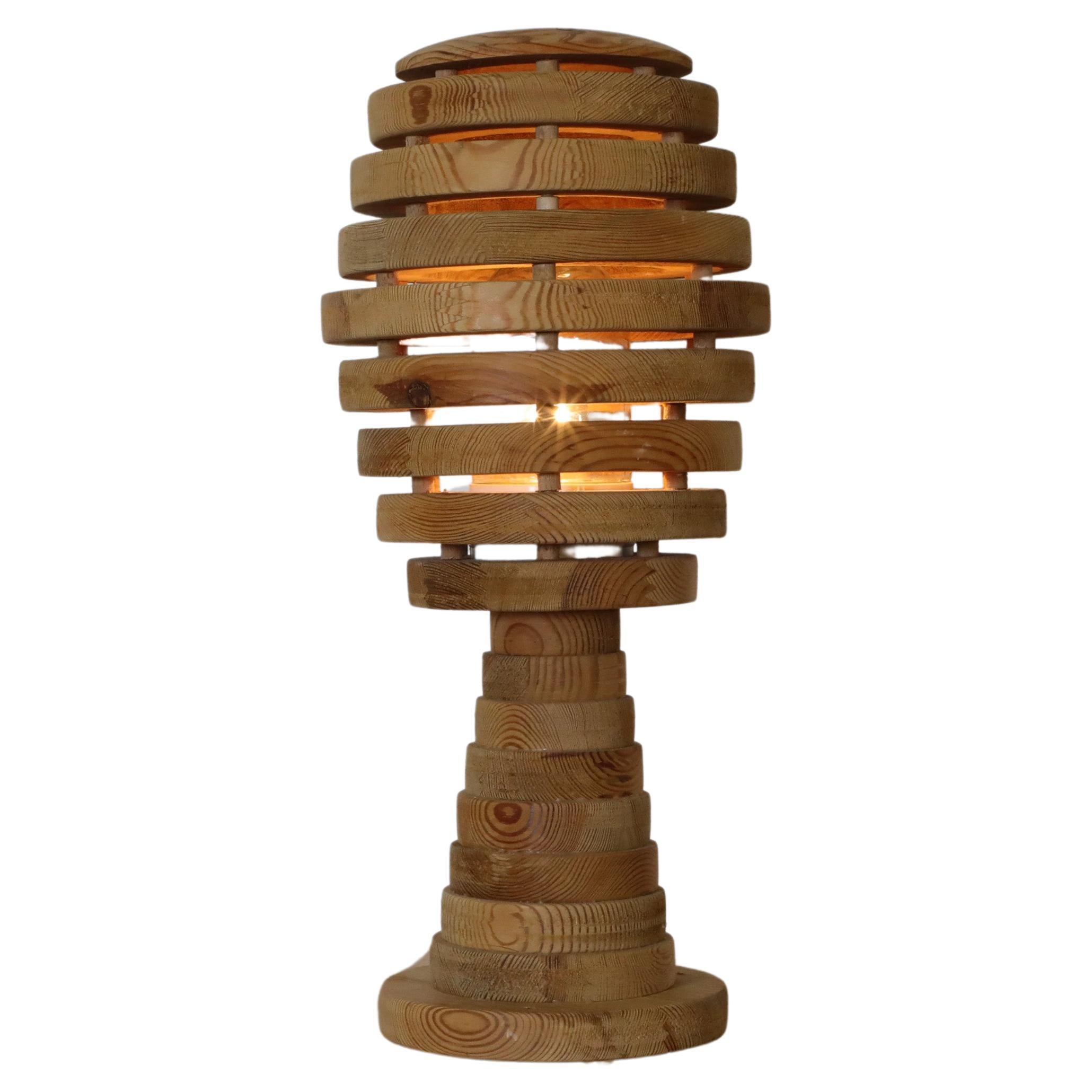 Brutalistische Bienenkäfig-Tischlampe aus massivem Kiefernholz, gefertigt mit dicken gestapelten Ringen im Angebot