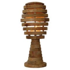 Brutalistische Bienenkäfig-Tischlampe aus massivem Kiefernholz, gefertigt mit dicken gestapelten Ringen
