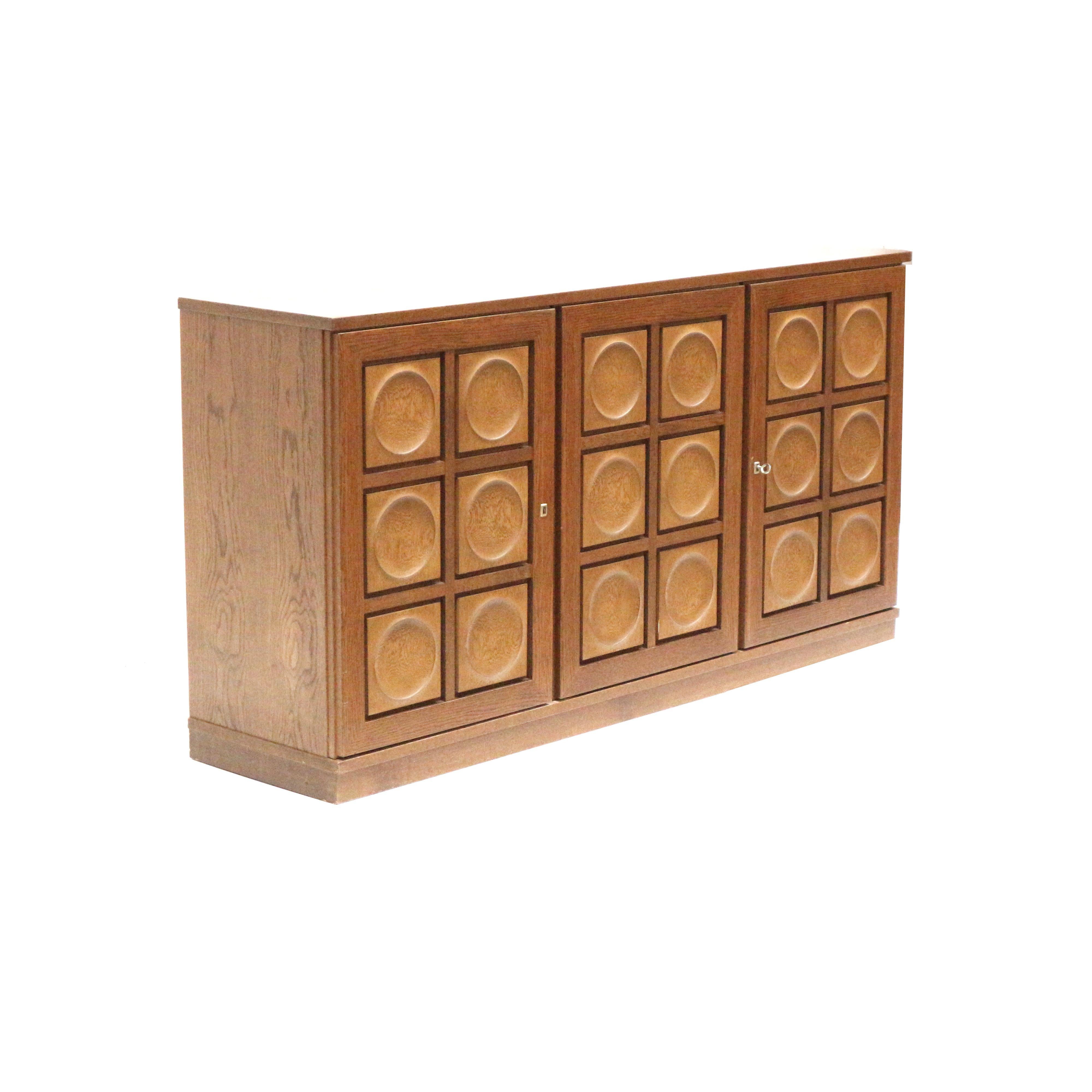 Brutalist Belgian sideboard by Gerhard Bartels from the 1970s.

A rare and impressive piece of design: this Brutalist Belgian sideboard by Gerhard Bartels from the 1970s. This piece makes a true statement in any interior and is characterized by its