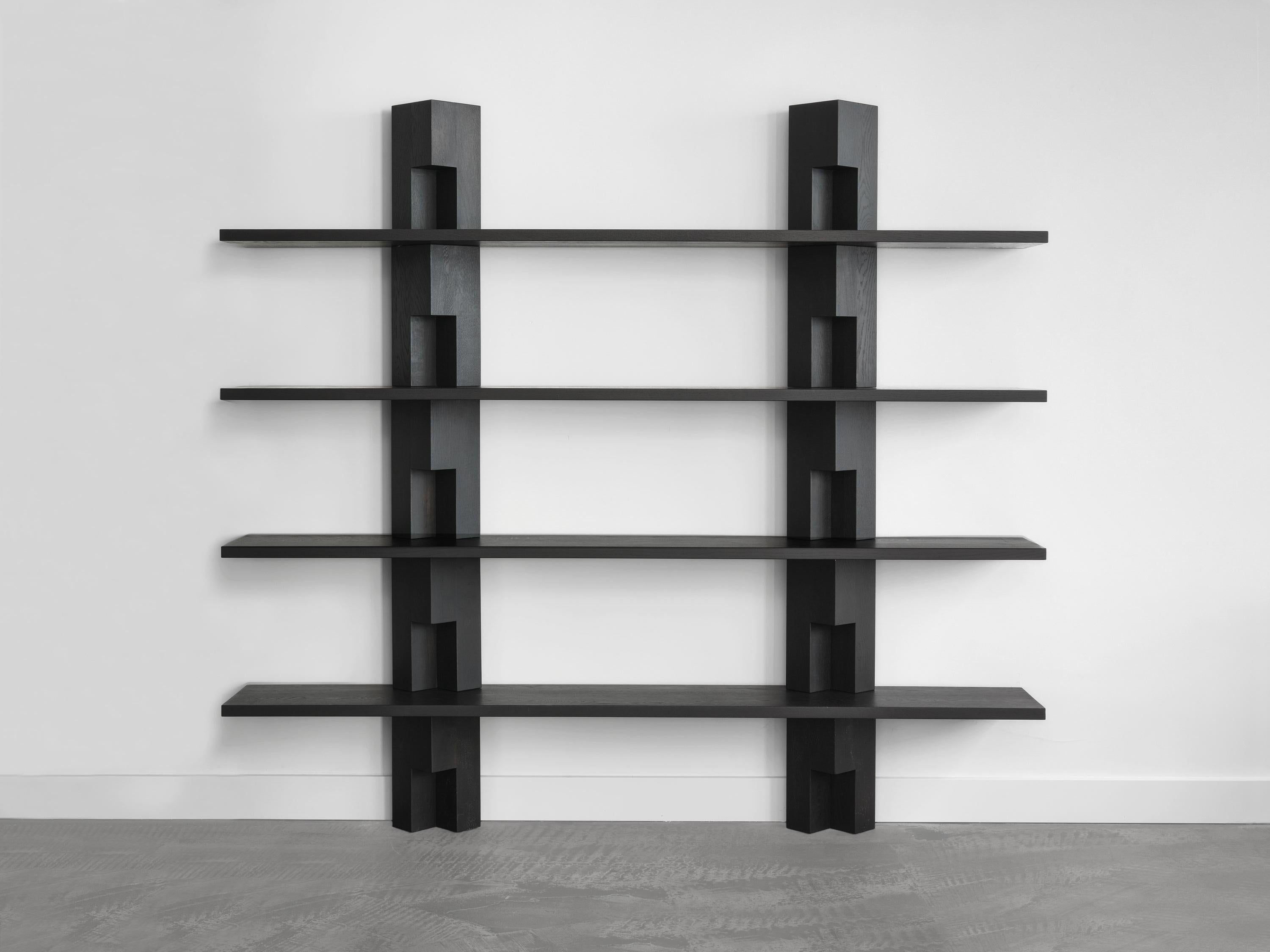 Die Galea Bibliothèque ist von der Architektur des Modernismus und Brutalismus beeinflusst. Kombination von roher Materialität mit zurückhaltenden Formen. Ein geheimnisvoller geometrischer Rhythmus entsteht durch die Schatten, die die Holzkörper