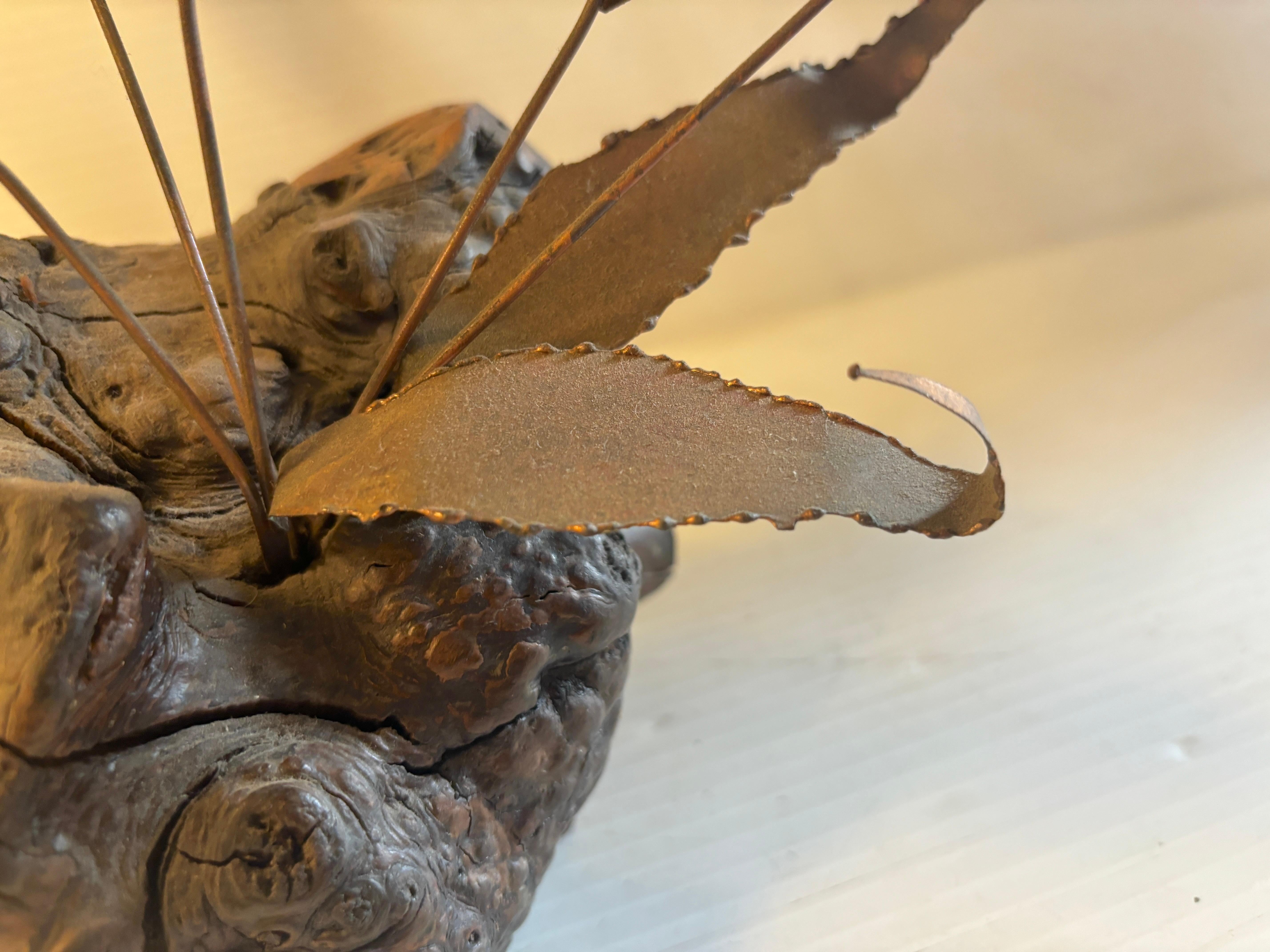 Brutalistische Vogel- und Blumenstatuette aus Kupfer und Wurzelholz im Angebot 2