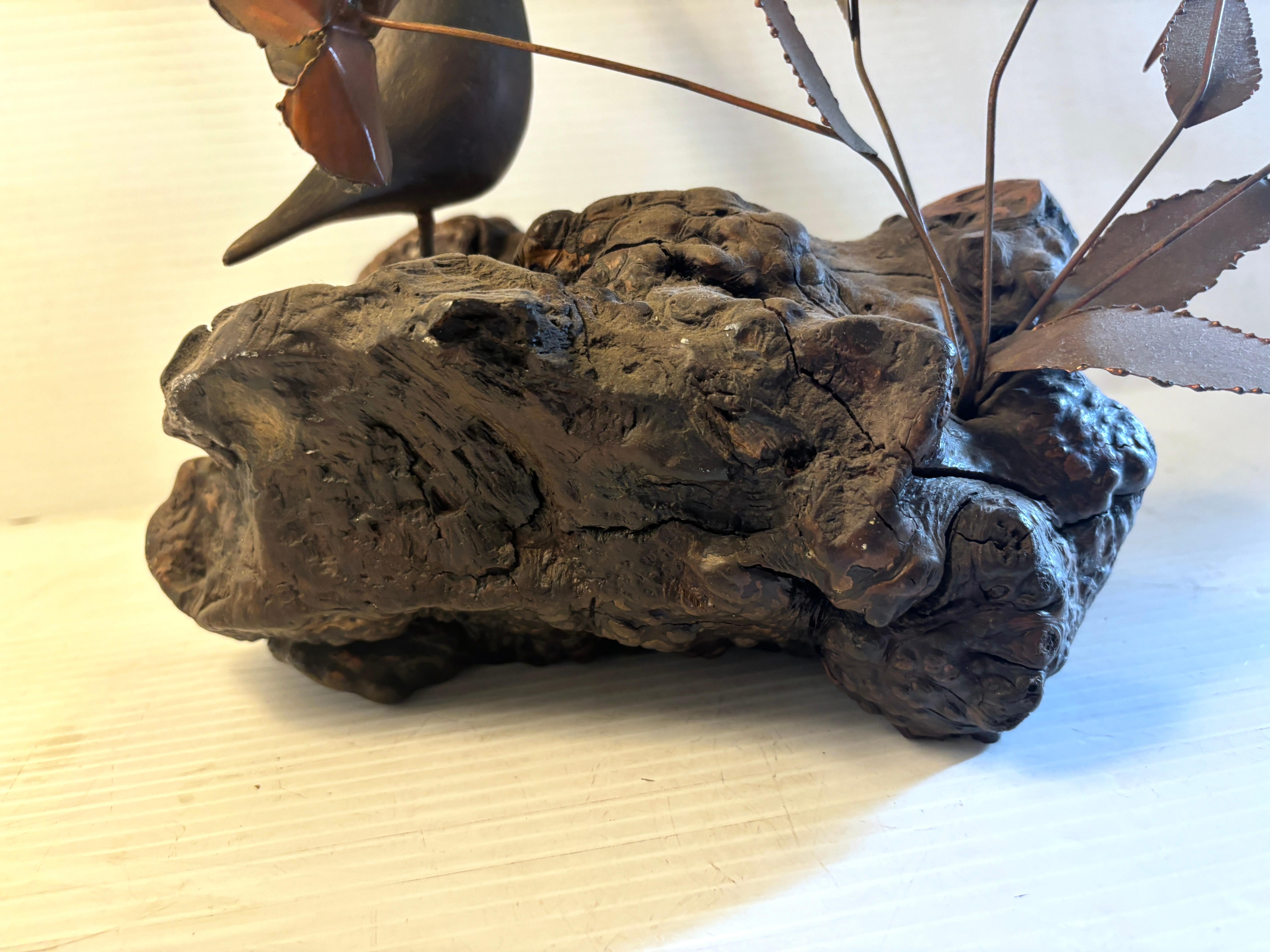 Brutalistische Vogel- und Blumenstatuette aus Kupfer und Wurzelholz im Angebot 3