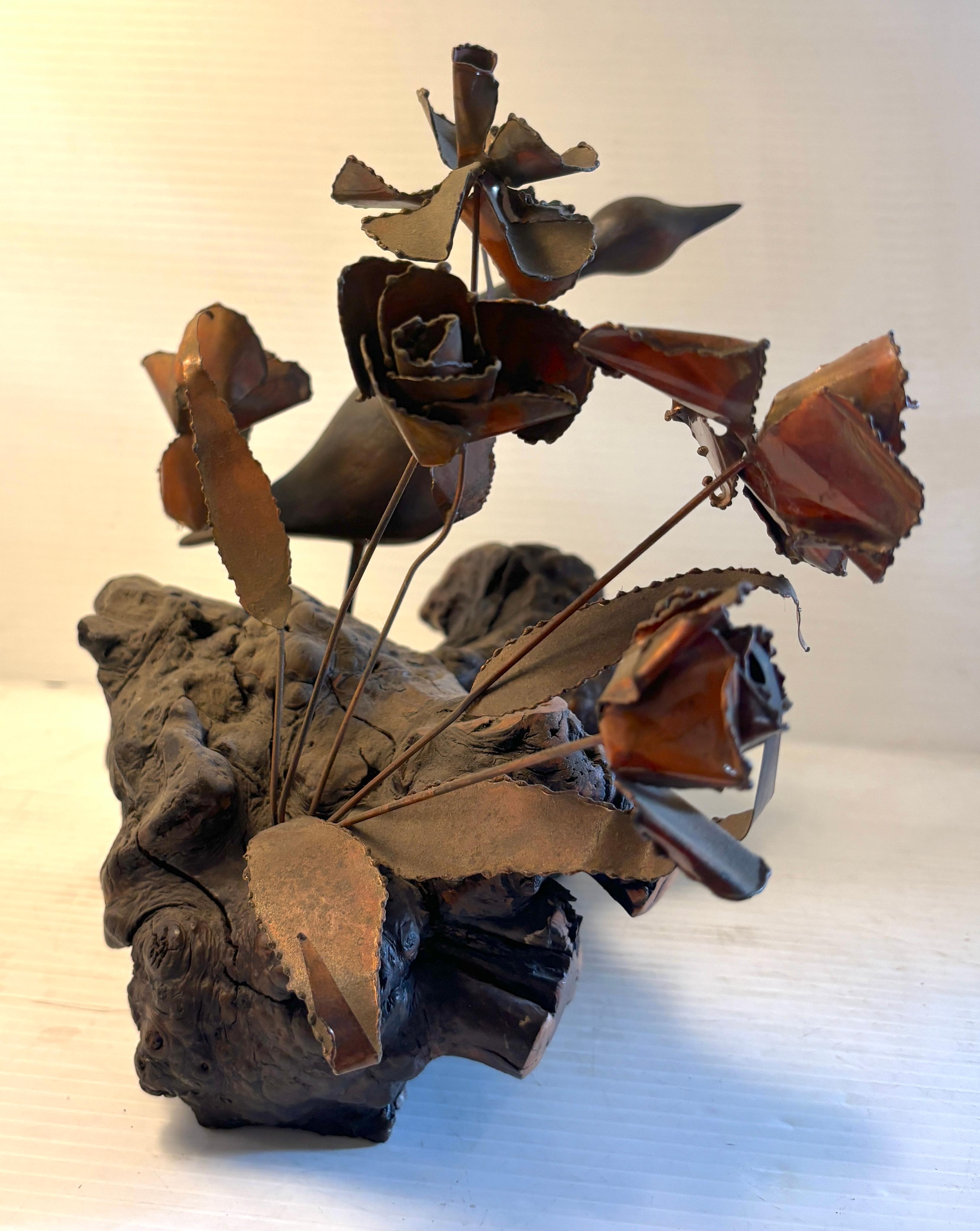 Brutalistische Vogel- und Blumenstatuette aus Kupfer und Wurzelholz (Brutalismus) im Angebot