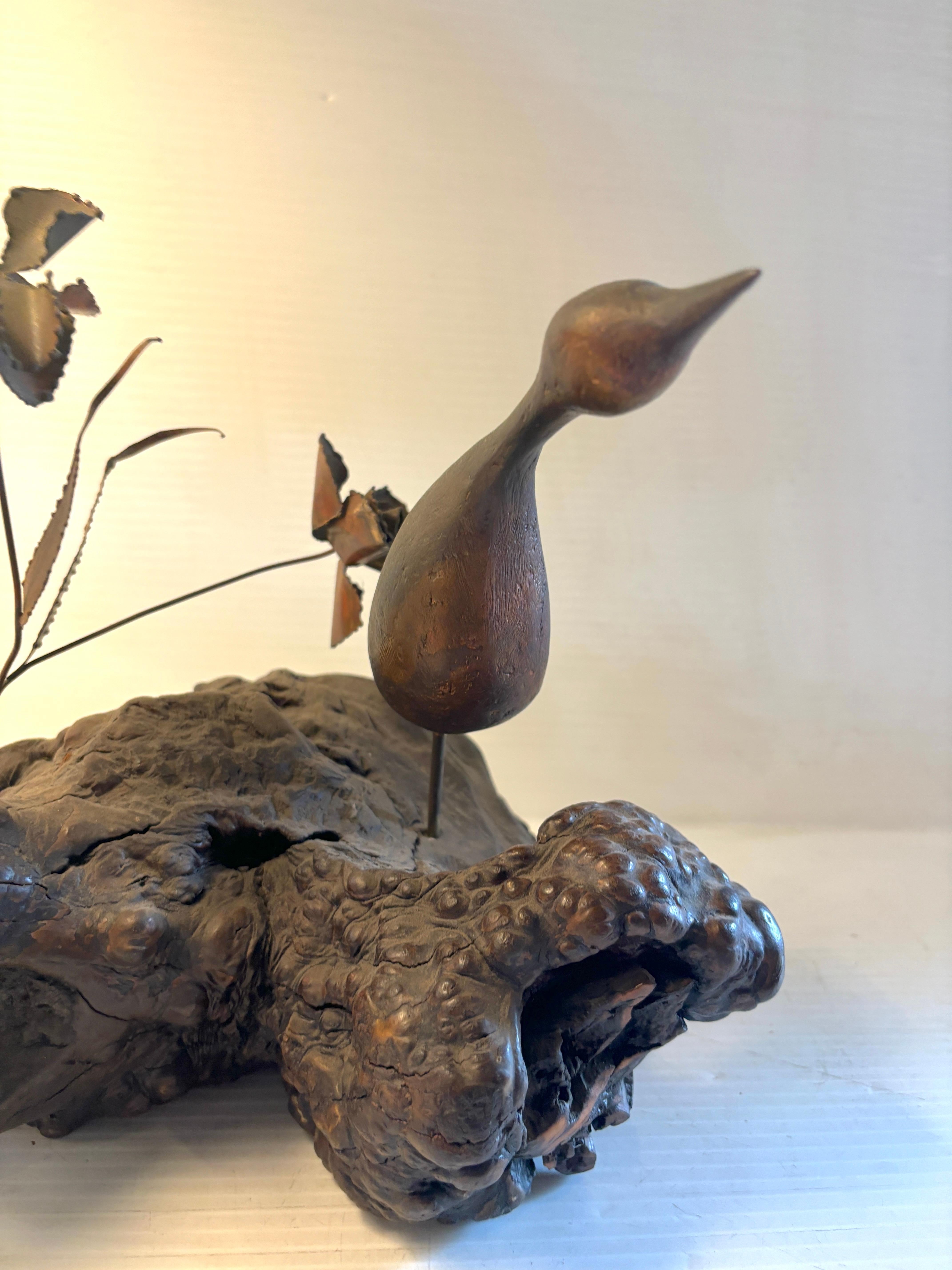 Brutalistische Vogel- und Blumenstatuette aus Kupfer und Wurzelholz (amerikanisch) im Angebot