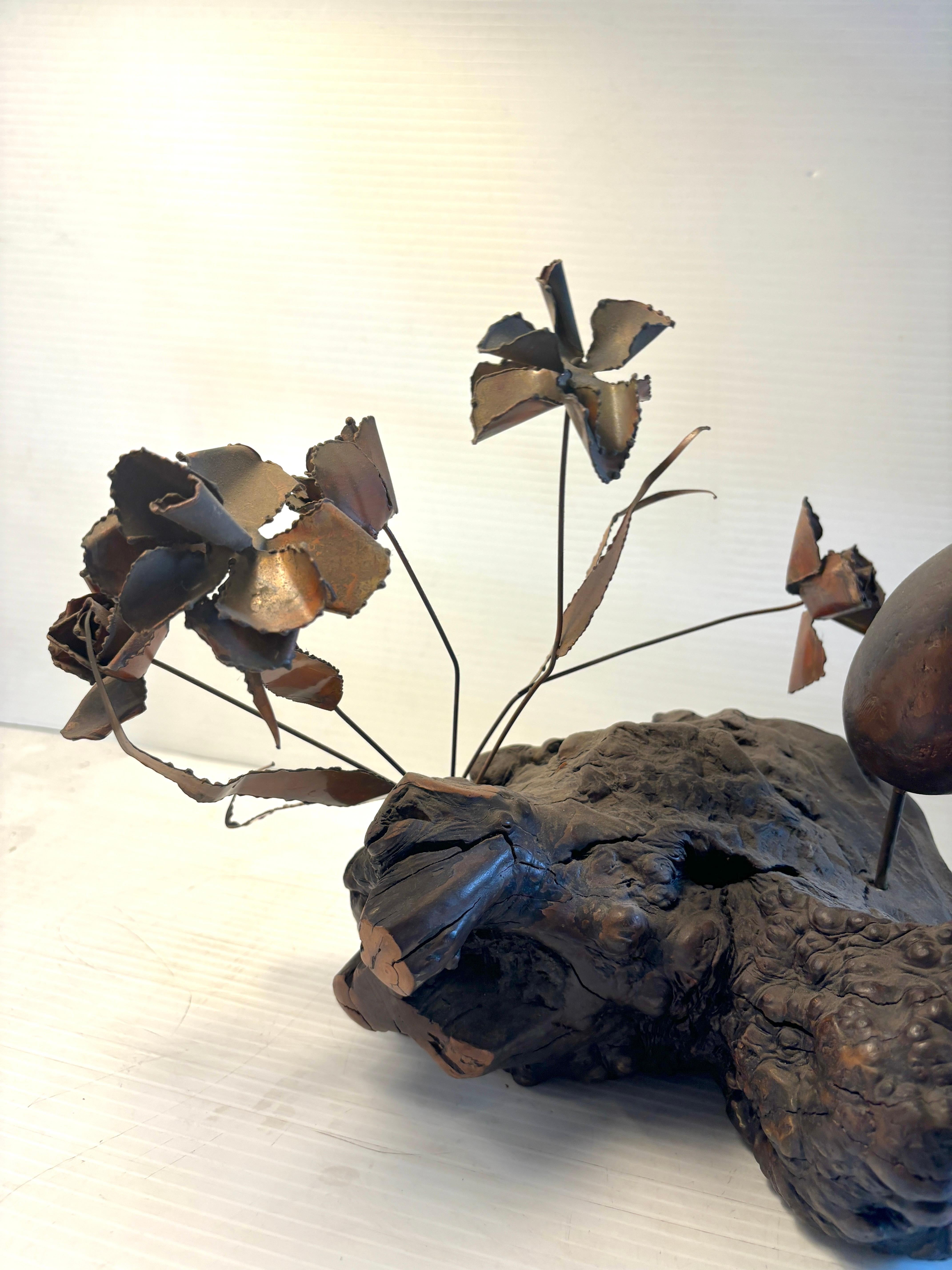 Brutalistische Vogel- und Blumenstatuette aus Kupfer und Wurzelholz (Handgeschnitzt) im Angebot