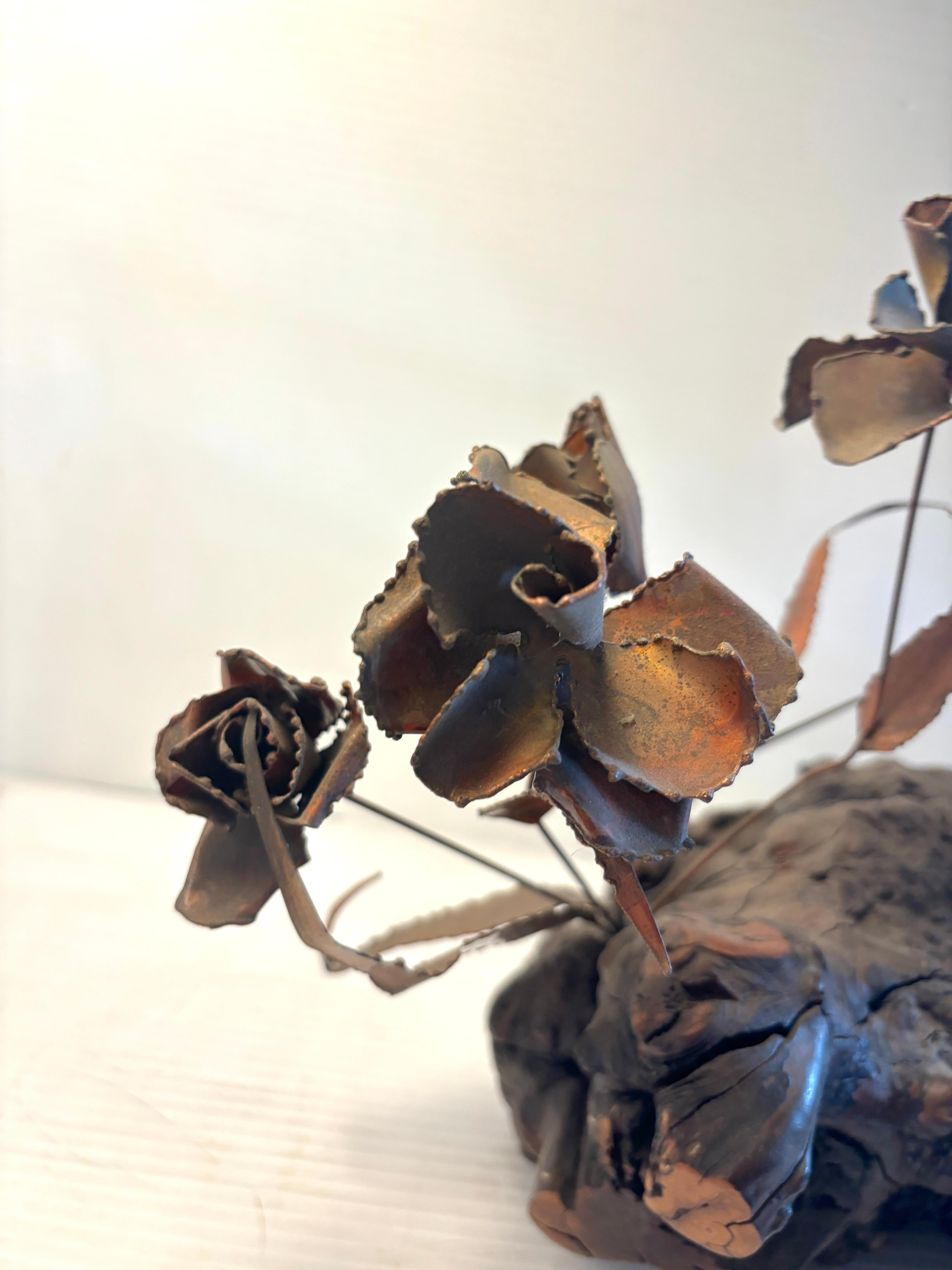 Brutalistische Vogel- und Blumenstatuette aus Kupfer und Wurzelholz im Zustand „Gut“ im Angebot in Brooklyn, NY