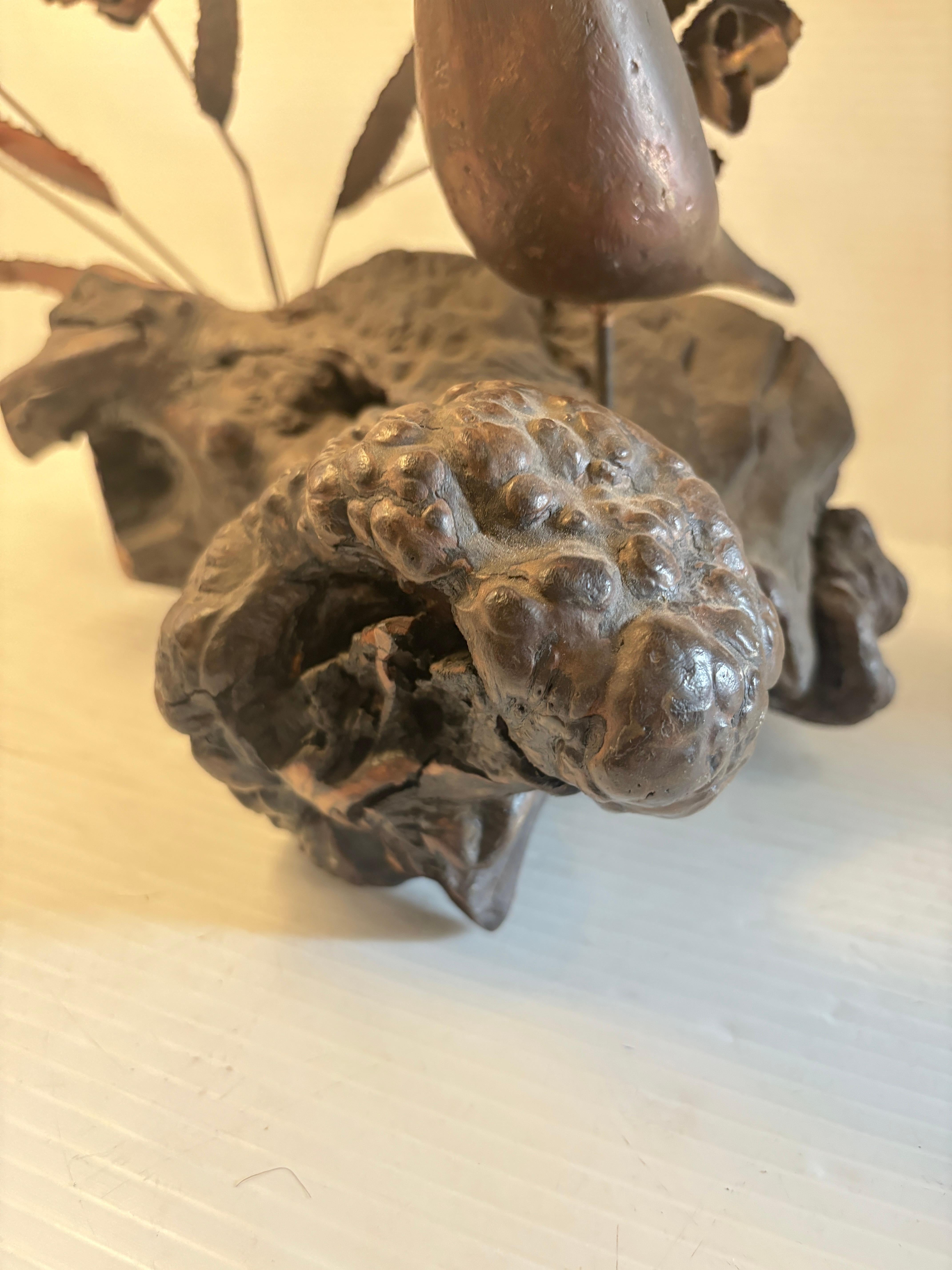 Brutalistische Vogel- und Blumenstatuette aus Kupfer und Wurzelholz (20. Jahrhundert) im Angebot