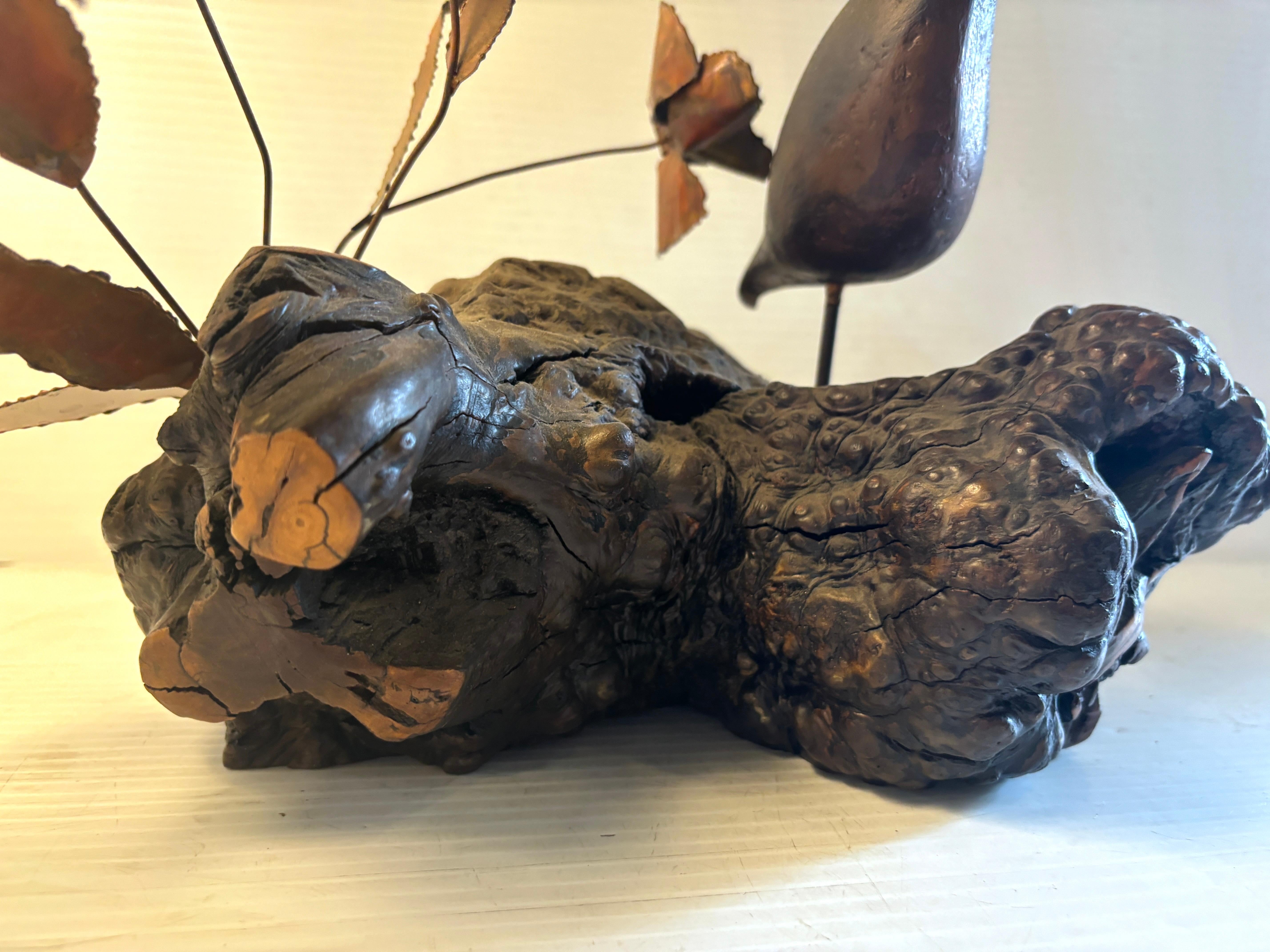 Brutalistische Vogel- und Blumenstatuette aus Kupfer und Wurzelholz (Metall) im Angebot