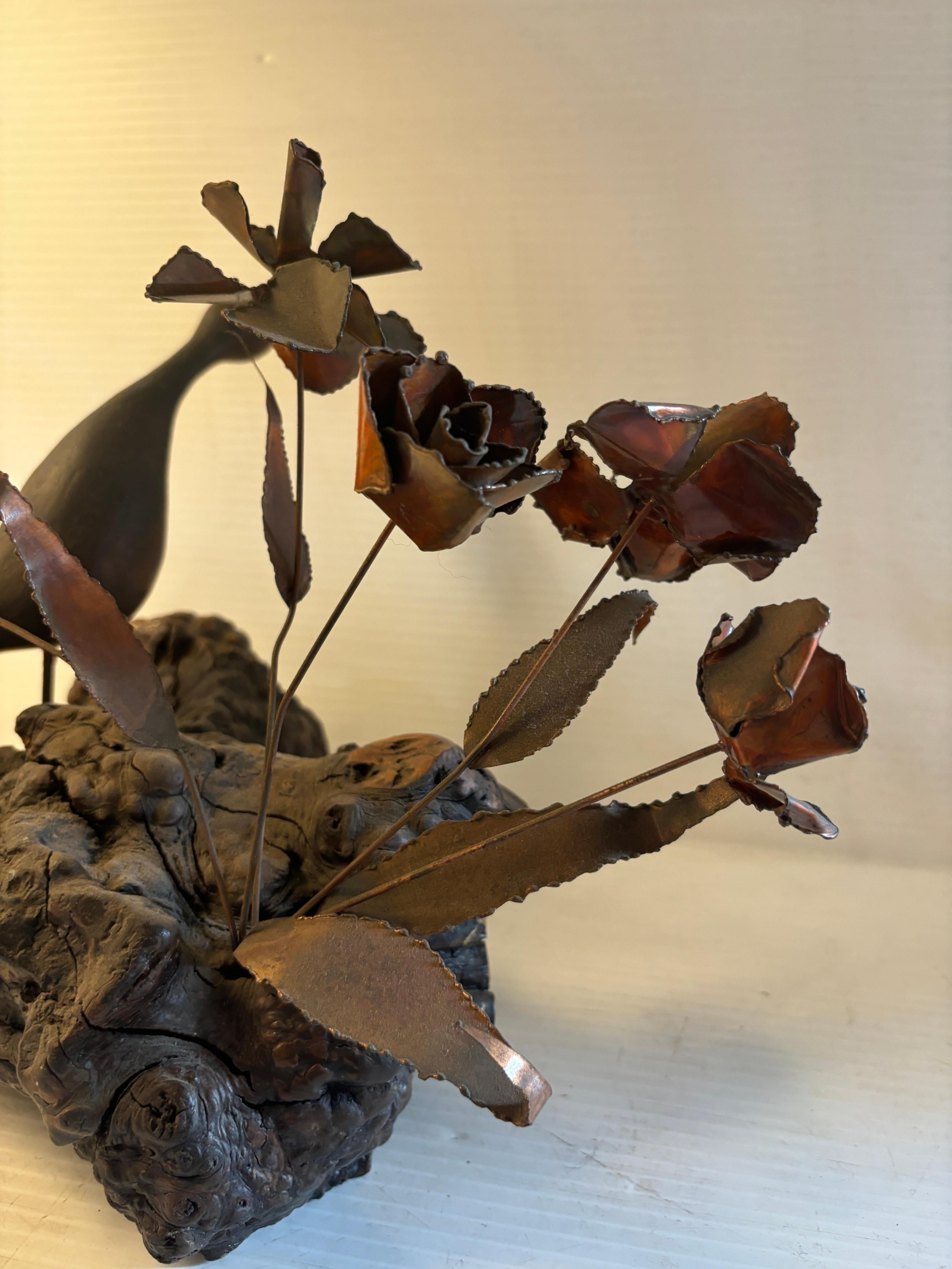 Brutalistische Vogel- und Blumenstatuette aus Kupfer und Wurzelholz im Angebot 1