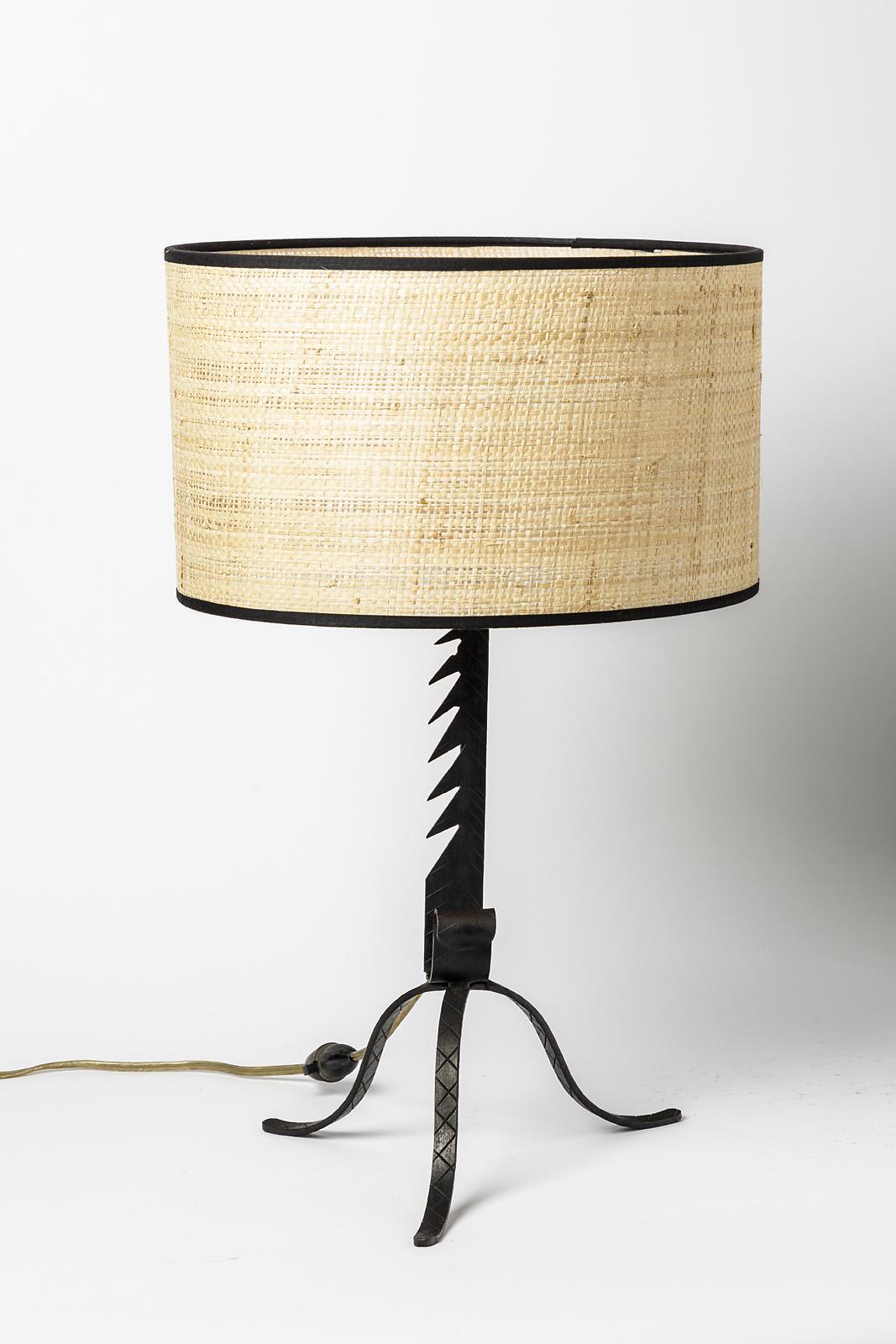 Lampe de table brutaliste

Lampe de table originale en métal noir

20ème siècle Brutalist handmade design

Pièce unique

Vendu avec abat-jour

Dimensions de la lampe sans l'abat-jour : hauteur 31 cm, largeur 25 cm.