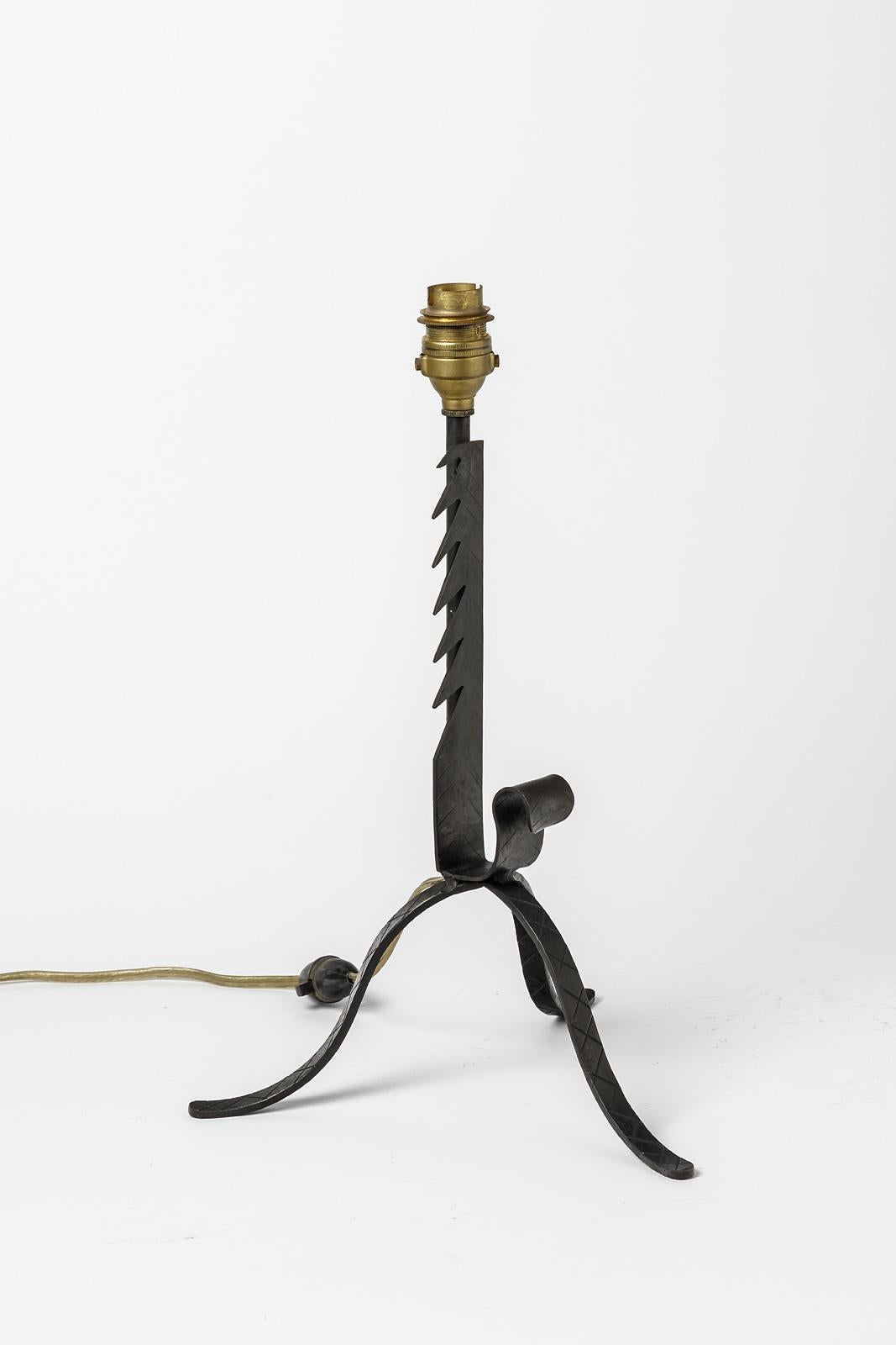 Français Lampe de table en métal noir de style brutaliste 20TH CENTURY DESIGN en vente